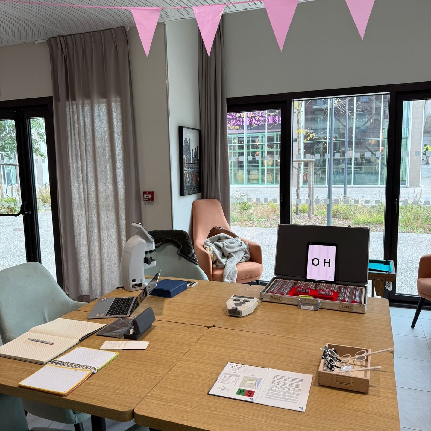 👓 Journée de dépistage visuel en résidence séniors 👁️🗨️
Aujourd’hui, nous avons eu le plaisir d’intervenir au sein d’une résidence séniors pour une journée dédiée à la santé visuelle.
Au programme :
🔹 Dépistages visuels personnalisés
🔹 Bilans de vision complets
🔹 Essais de montures et conseils adaptés à chaque besoin
L’objectif de cette journée ?
👉 Prévenir les troubles de la vision, souvent méconnus ou sous-estimés,
👉 Favoriser le confort visuel au quotidien,
👉 Et surtout, offrir un moment d’échange et d’écoute aux résidents.
Merci à toute l’équipe de la résidence pour leur accueil chaleureux 💛 et aux participants pour leur confiance et leurs sourires !
Ces moments d’accompagnement humain et de prévention sont au cœur de notre mission.
📸 Swipez pour découvrir quelques instants de cette belle journée !
#SantéVisuelle #Prévention #Optique #DépistageVisuel #Vision #RésidenceSeniors #BienVoir #BienVieillir #Opticien #ActionSanté #JournéePrévention