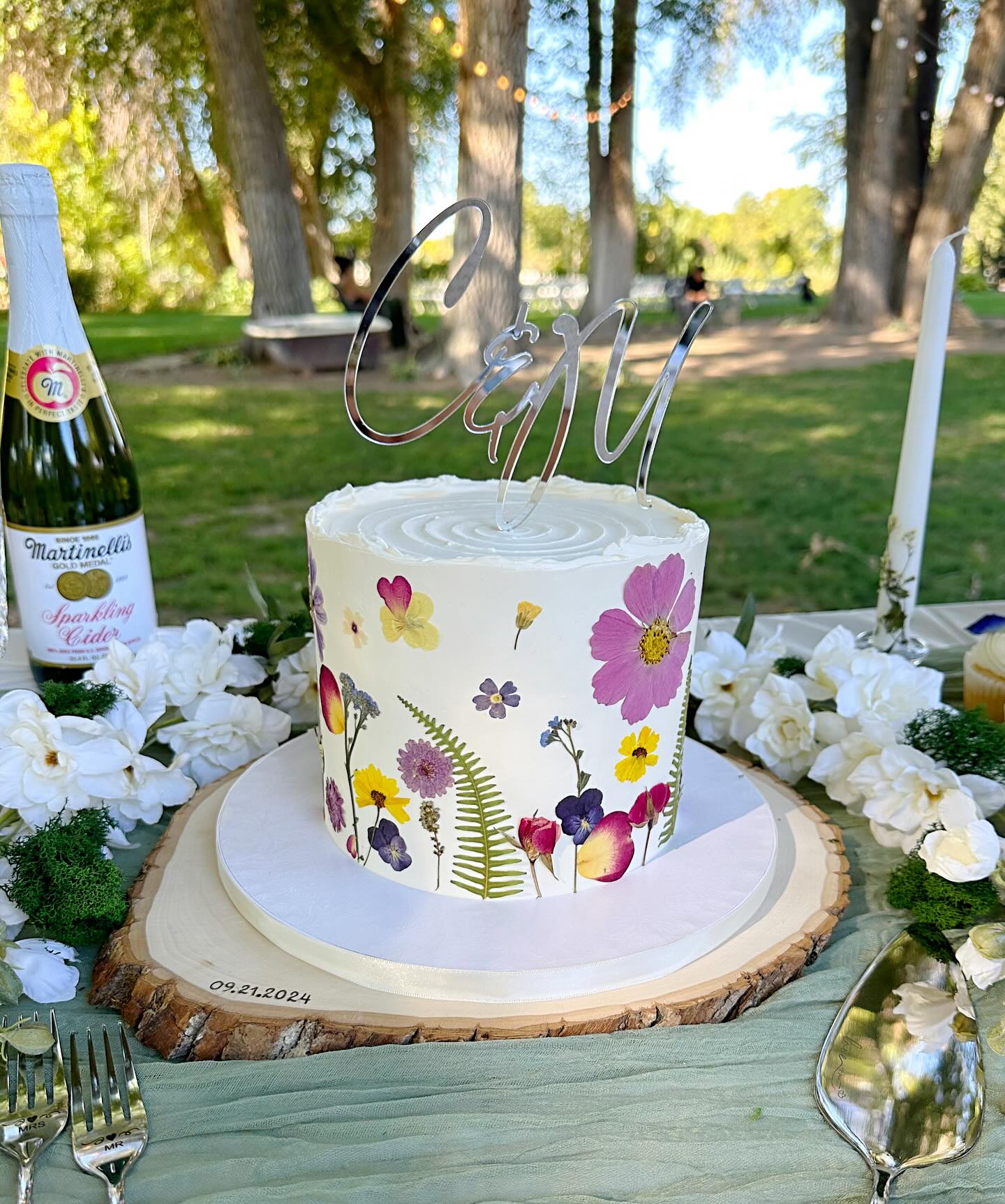 We love a pressed floral cake🌸
Swipe➡️to see the most gorgeous matching cupcakes!
This was a vanilla cake with cookie butter Italian meringue buttercream. The cupcakes were half coconut cupcakes with vanilla Italian meringue buttercream, and half vanilla cupcakes with cookie butter Italian meringue buttercream. So good!🤤
Venue- @masoncreekflowerfarm
Cupcake flowers- @purplesagefarms
#pressedflowercake #edibleflowercake #edibleflowercupcakes #boiseweddings #boiseweddingcakes #boisebakery #boisecakes #boisecustomcakes #floralcupcakes #idahoweddings