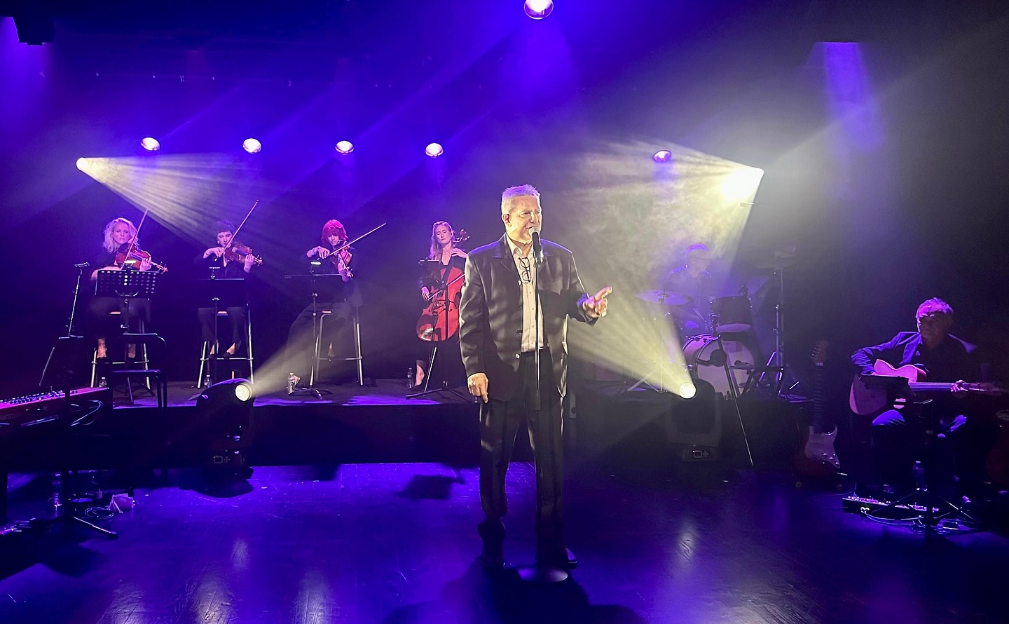 Merci à @pascal.denis.18 pour ce poignant hommage à #sergelama avec les merveilleuses @mathilde_violin @marionelantrigo @scarlettdecorte.33 et @yveschanel89 @sylvainrolland Gérald salmieri et tous les magnifiques techniciens 🙏🏼 à bientôt !! @stina_andersen_violoniste