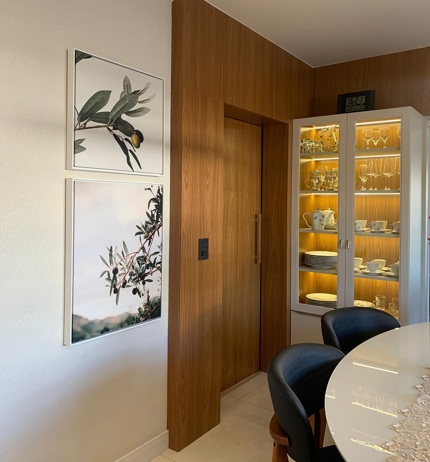 Nesta cozinha os escolhidos foram os ramos de oliveira que trazem leveza, elegância e sensação de acolhimento. 🍃✨ Por @brunazilioarquitetura