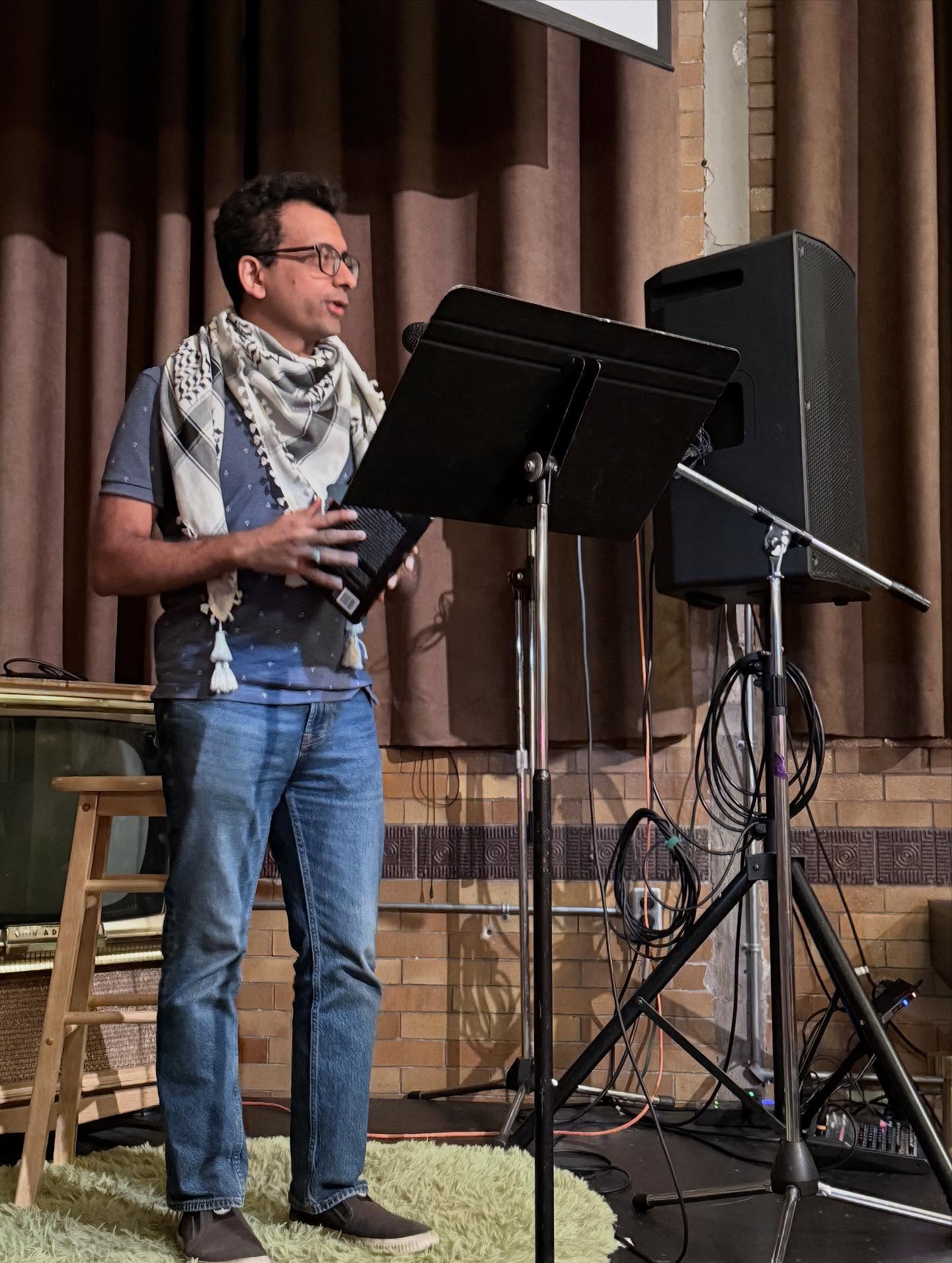FULL MOON MAGIC at the October Lit Live!! ๐๐๐ค๐๐ Amazing readers @aamiranauthor @jessicapeter1 @dearkestrel & Sneha Madhavan Reese made the stage at @thestaircase sparkle with their ghosts and illusions, their words and their light! #hamont #readingseries #litlive #canlit #literaryevent #writingcommunity