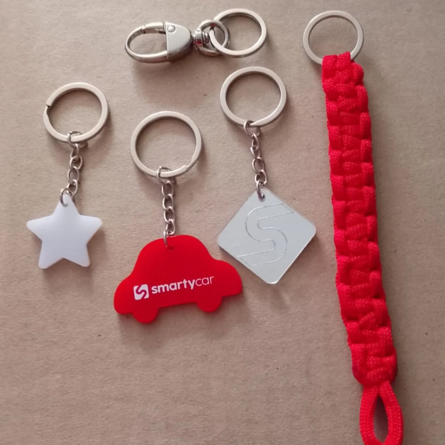 Llaveros Smartycar.
Las chicas creativas de Smartycar van a tener un evento para mujeres emprendedoras e inventaron este hermoso regalo. Que se hizo
Con todo el amor♡ y nos encantó el resultado. Son llaveros acrílicos. Un cordón tejido por mi super Alex (que es mi moto y es artesano) y serigrafiado los autitos. Resultó un proyecto demasiado lindo con mucho significado.
Graxias @smartycar.cl por invitarnos a hacer esta cosa tan linda para uds.