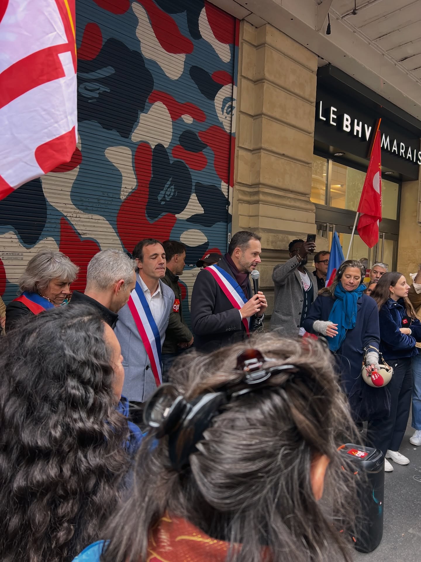 Non à Shein dans notre quartier !
À l’appel de l’intersyndicale (CFDT, CFTC, CFE-CGC, CGT et Sud Solidaires), nous étions présent·es aujourd’hui aux côtés des salarié·es et syndicats du BHV pour affirmer notre opposition à l’implantation de Shein au BHV Marais.
Face à un modèle fondé sur la surproduction, l’exploitation et le gaspillage, nous défendons d’autres voies : celles d’une économie sociale et solidaire, d’une mode responsable, et d’un commerce local respectueux du climat et de la justice sociale.