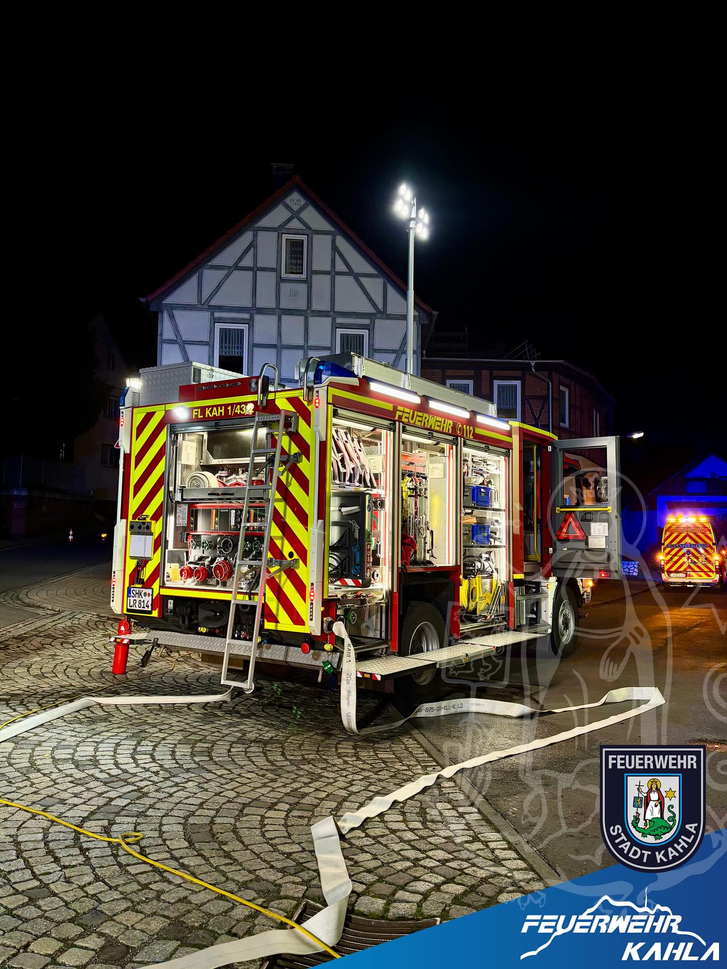 +++ Brand B2 - Brand Gebäude +++
•
In der Nacht auf Freitag wurden wir zu einem gemeldeten Küchenbrand alarmiert. Schon auf der Anfahrt bestätigte sich die Lage, sodass sich unser Angriffstrupp umgehend ausrüstete.
•
Beim Eintreffen an der Einsatzstelle hatten alle Bewohner das Gebäude bereits selbstständig verlassen. Schnell stellte sich heraus, dass kein Küchenbrand, sondern ein brennender Sicherungskasten die Ursache war. Das Feuer konnte mit Kleinlöschgeräten gelöscht werden.
•
Dank des schnellen Eingreifens unserer Einsatzkräfte konnte schlimmeres verhindert werden.
•
#freiwilligefeuerwehr #feuerwehrkahla #brand #imeinsatzfürkahla