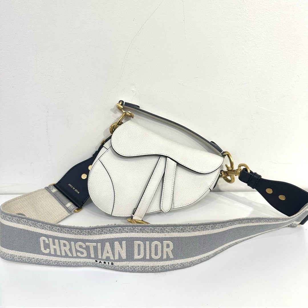 Only $1899! A stylish Christian Dior Saddle Bag! Small, white leather with gold hardware and cozy suede liningโperfect for casual days out or celebrity vibes. Removable canvas strap add a chic touch! ๐โจ #DiorStyle #LuxuryBags #FashionFinds
https://ebay.us/m/7IUnnu