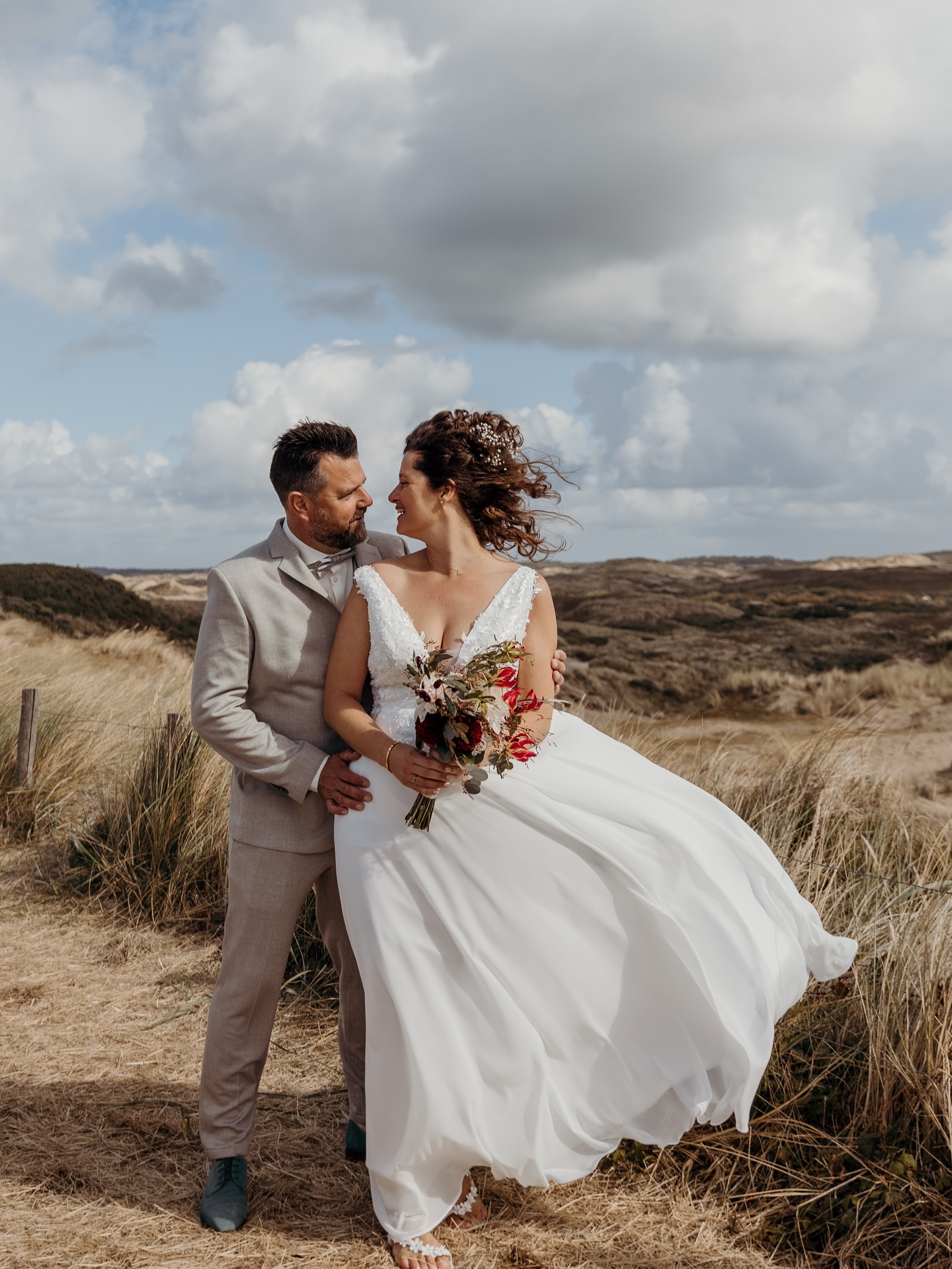 Een aantal beelden van de prachtige bruiloft van Wendy & Jan โจ Wat was het een feestje om dit als laatste bruiloft van dit jaar te mogen vastleggen. ๐
De komende weken staan in het teken van afleveren, albums maken en nog รฉรฉn keer nagenieten van alle mooie dagen. En ondertussen stromen de aanvragen voor volgend jaar al binnen, zo dankbaar daarvoor! ๐
Kan niet wachten om in 2026 weer zulke geweldige dagen vast te leggen. ๐ธ