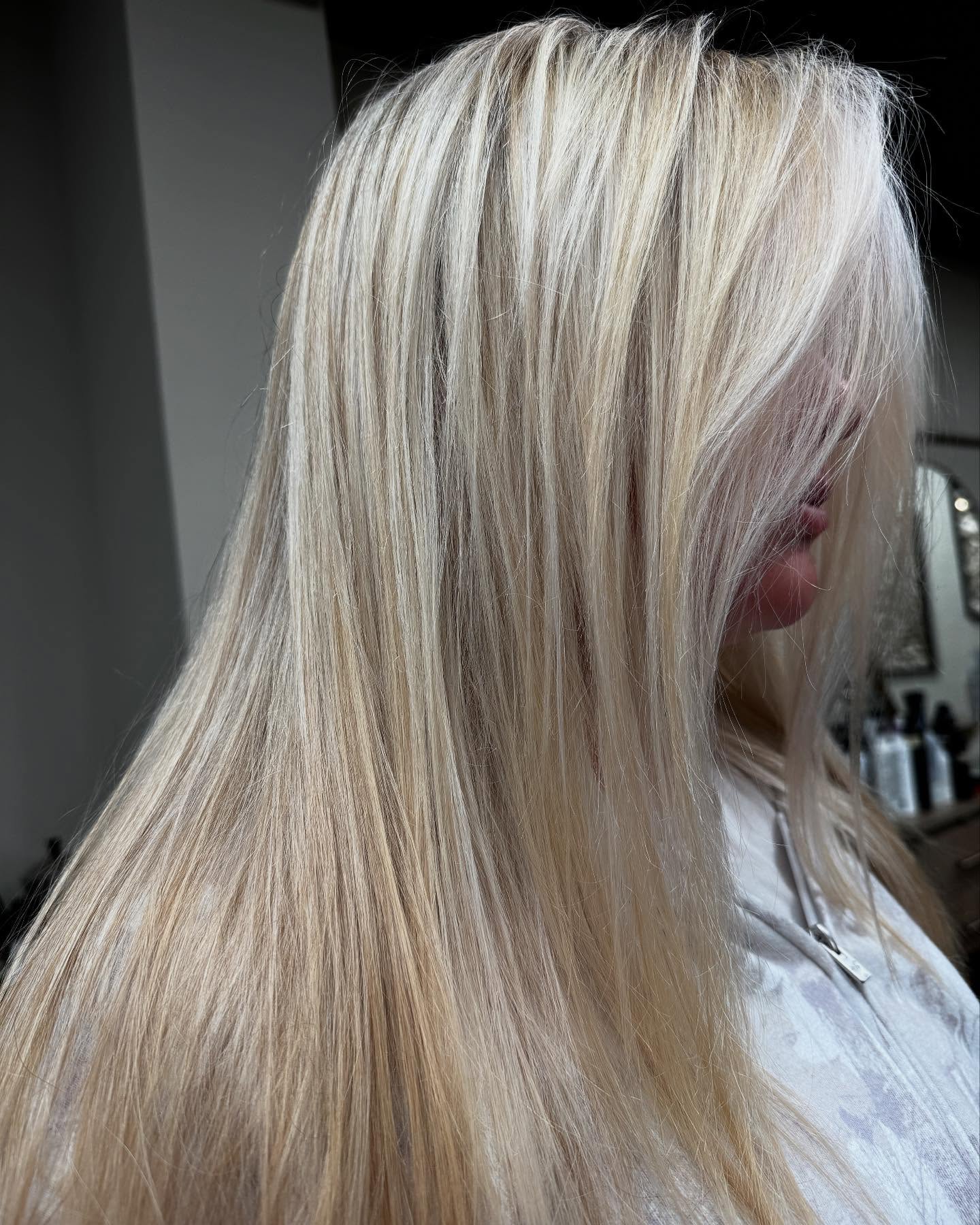 The ultimate icy blonde ❄️✨
We created this dimensional look using Paul Mitchell Bond Rx Lightener with a mix of 20 + 40 volume for the perfect balance of lift and tone. Bright, cool, and beautifully blended. 💫
👩🏻🦳 @marilenasmith10
📸 @hairbykatiemosch
👑 @allymosch
@paulmitchellpro