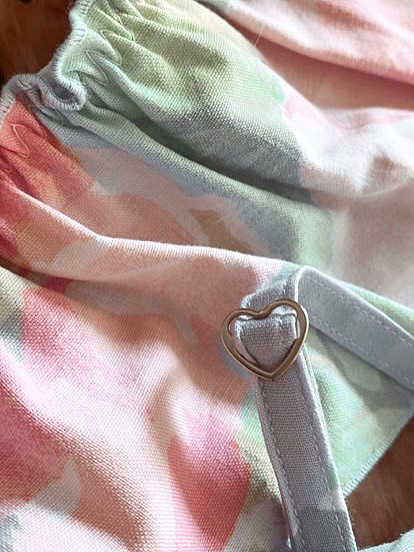 • L’AMOUR FROUFROU •
J’ai eu un vrai coup de cœur pour cette lingerie entièrement cousue main à partir de magnifiques chutes de tissu. 🪡👙
En ce début d’automne, avec la créatrice @marinecouddesfroufrous , on a pensé que ce serait une belle idée de vous faire découvrir sa marque en vous chouchoutant un peu.
💝
Voilà donc notre CONCOURS !
À gagner :
🫶🏼 la culotte ou tanga de votre choix de sa collection
🪔 une place pour la célébration du mois d’octobre en ligne
Pour participer, il suffit de :
1️⃣ être abonné(e) à nos deux comptes @marinecouddesfroufrous et @naturappiness
2️⃣ écrire un commentaire sous cette photo en nous racontant un souhait un peu fRoufRou que vous avez pour rendre votre vie encore meilleure
3️⃣ inviter qui vous souhaitez à participer
4️⃣ partager en story si le coeur vous en dit
On annoncera la gagnante (ou le gagnant tient d’ailleurs, messieurs, ça peut être une idée pour l’élue de votre coeur…) VENDREDI 10 OCTOBRE pour bien finir la semaine ! ❤️
🎊 Félicitations @lajoienait !!! 🎊