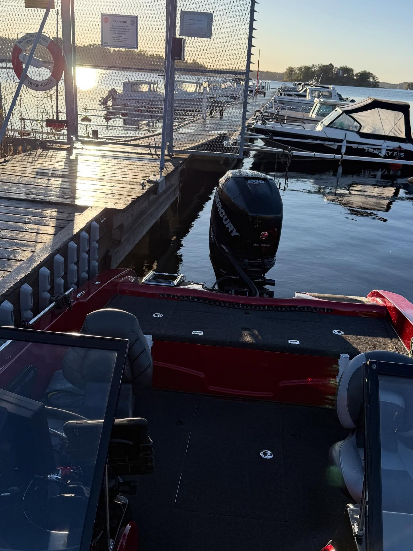Väntar på bästa kompisen Stephan ska komma. Idag blir det eget fiske i Skärgården. Ser ut att bli en fin dag.