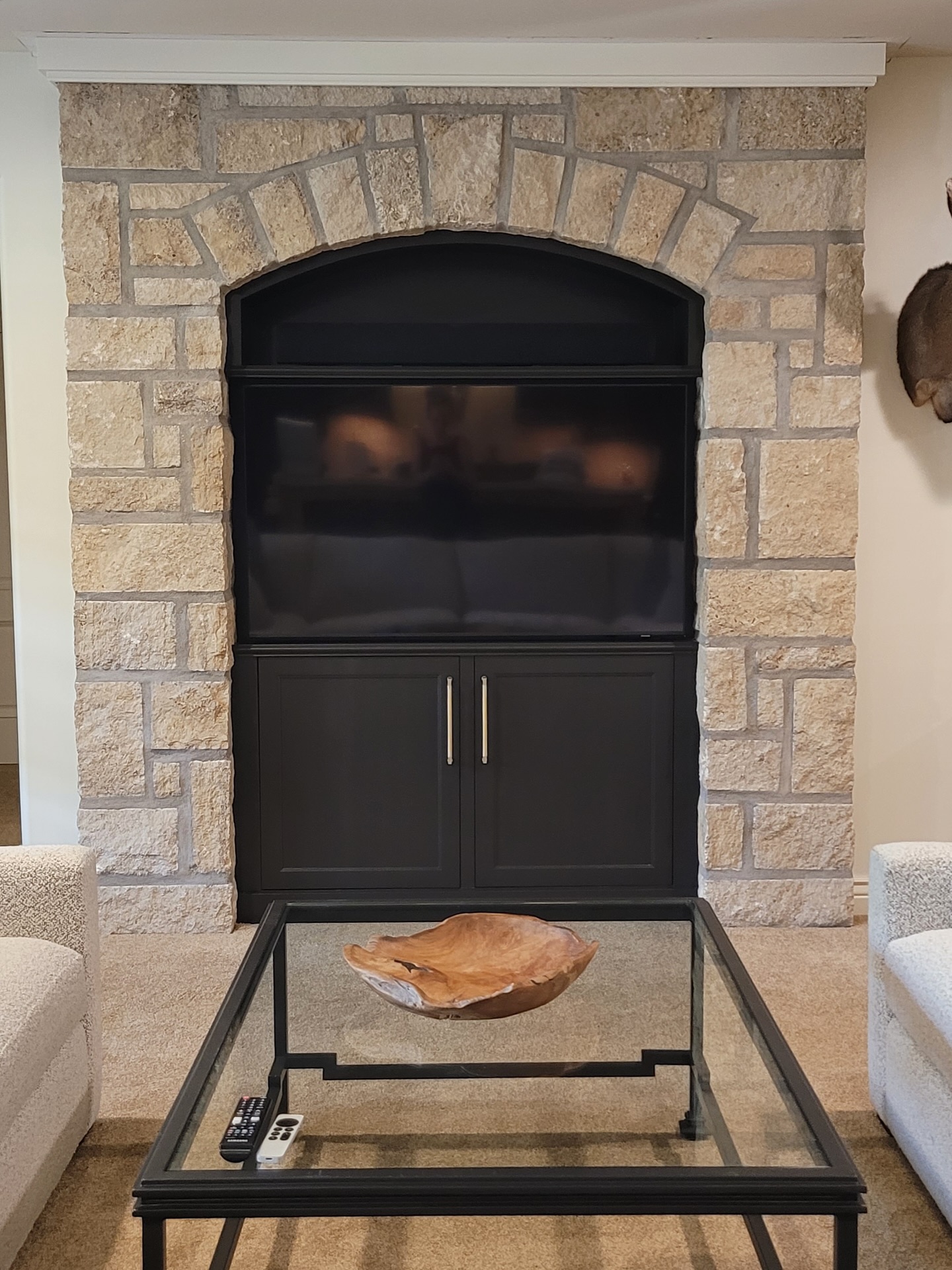 Sleek, bold, and timeless đ¤ This custom-painted TV cabinet got a fresh new look in classic black, and weâre loving how much character it adds to the room!