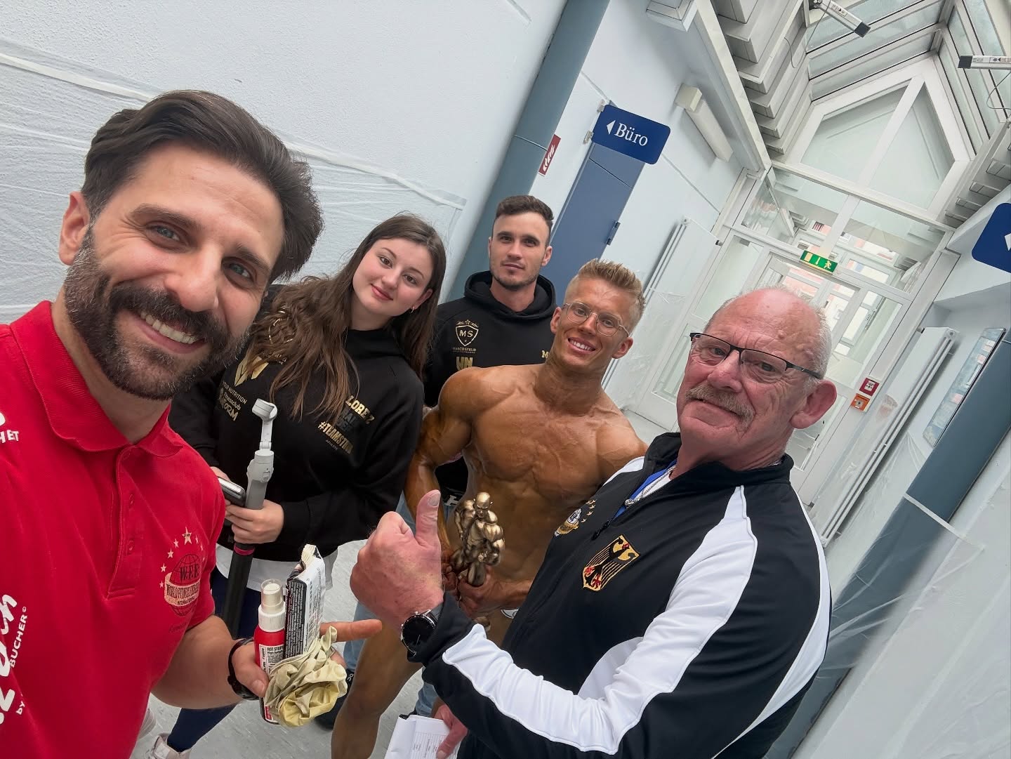 Was für ein unglaubliches Wettkampf-Wochenende in Bayern (Kulmbach)!
Ich durfte als Coach an der Seite meines Athleten @lorenzgrossmann stehen und mit ihm gemeinsam ein starkes Kapitel abschliessen. Grossen Dank an @sdascal @__.anishe.__ für das begleiten und helfen. ❤️🔥
🥈 Platz 2 bei den Junioren
💪 Platz 5 in der Men’s Fitness Klasse
Ein starkes Feld, voller harter Konkurrenz, Leidenschaft und Emotionen und trotzdem hat Lorenz sich mit Disziplin, Fokus und Herz durchgesetzt.
Ich bin unglaublich stolz auf dich, mein Junge auf deine Entwicklung, deine Haltung und den unerschütterlichen Willen, alles zu geben, egal wie hart es wird.
Dieses Wochenende hat wieder gezeigt, wie viel Liebe, Schweiss und Leidenschaft hinter diesem Sport steckt. Und wie schön es ist, mit Menschen zu wachsen, die dieselbe Vision teilen.
Danke an alle, die uns unterstützt haben, an alle, die uns angefeuert oder nach langer Zeit wieder in den Arm genommen haben.
Das hier war nicht das Ende es war ein weiterer Schritt auf unserem Weg. 🙏🔥 @bodycheckersathletenteam @eisenmeyer.bodybuilding @wff_schweiz @wff_nabba_germany
#Bodybuilding #MensFitness #Wettkampf #ProudCoach #TeamStrub #YourNutrition #FitnessMotivation #FitnessJourney #BodybuildingMotivation #SwissCoach #CompetitionDay #HardWorkPaysOff #Disziplin #Muscle #Focus #Dedication #TrainHard #NoExcuses #MindsetIsEverything #FitLifestyle #TeamWork #BelieveInYourself #MotivationDaily #GymMotivation #Athlete #ChampionMindset #FitnessGoals #BodyTransformation #StrongMindStrongBody #SuccessMindset