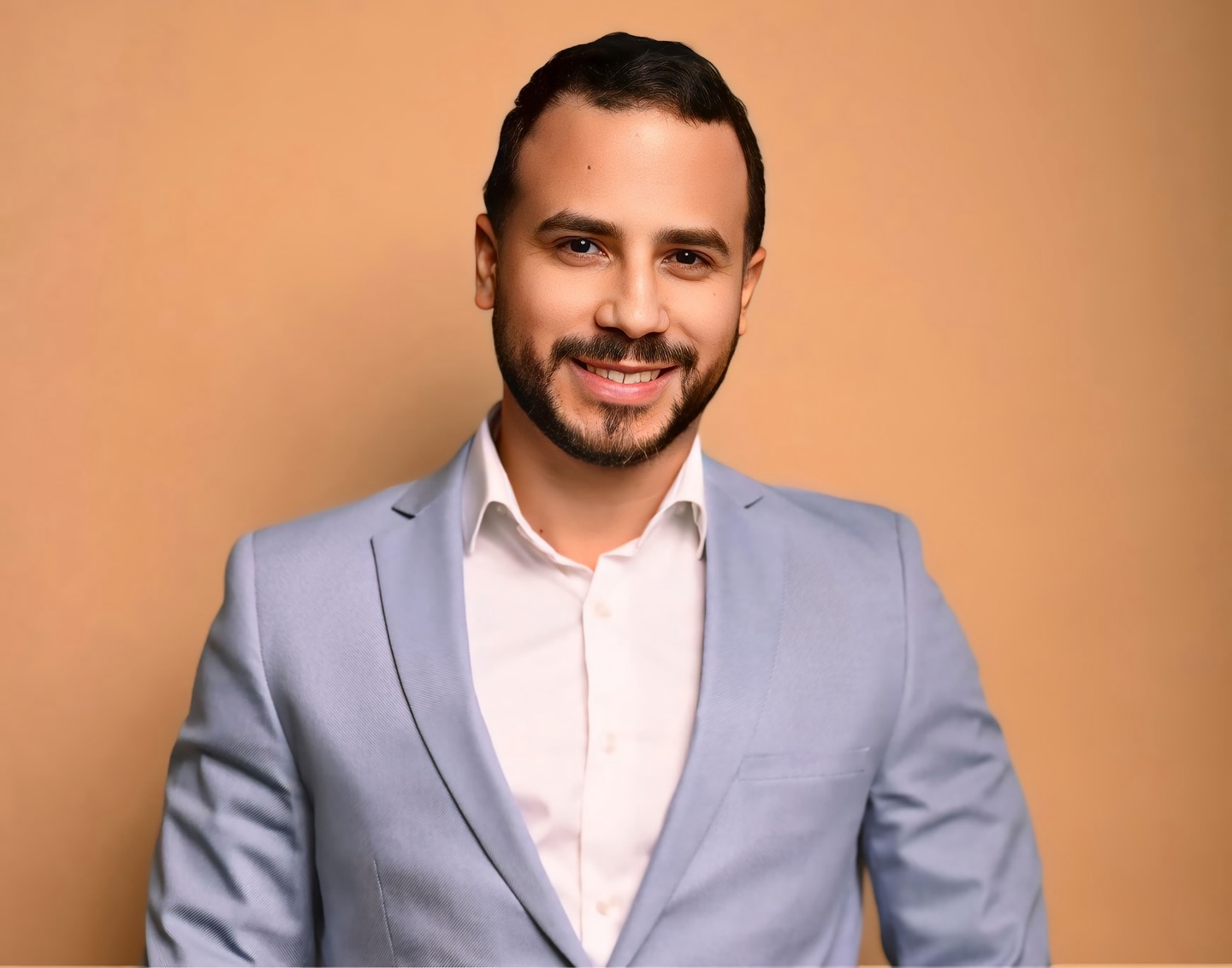 ¡Conoce al Lcdo. Belén Rivera!
Transformar tu relación con la comida es nuestro compromiso. Soy Ángel Josue Belén Rivera, nutricionista dietista licenciado con maestría en Ciencias de los Alimentos, y mi misión es acompañarte en un camino realista, sostenible y lleno de propósito hacia tu bienestar integral.
Durante años he trabajado con personas que han probado dietas de extremo tras extremo sin encontrar resultados duraderos. He visto cuántas veces la frustración, la culpa y el efecto rebote terminan robándoles la confianza y la paz. Creo firmemente que la nutrición no debe ser un castigo, sino una herramienta para sanar, fortalecerse y reconectarse.
Mi enfoque se basa en:
🧬 Ciencia + humanidad: respaldo técnico para cada decisión alimentaria, combinado con acompañamiento humano para que sientas apoyo real. Proveerte el balance químico necesario a través de la alimentación y suplementación.
📈 Planes personalizados, no plantillas universales: tu cuerpo, tu historia, tus retos, tu plan.
💡 Acompañamiento educativo: no solo te digo qué comer, te enseño a elegir con conciencia y autonomía.
🌀 Equilibrio integral: nutrición clínica para condiciones crónicas, salud digestiva, gestión de peso, nutrición deportiva, y apoyo médico-nutricional.
Si estás cansado de dietas que no duran, de sentirte desconectado de tu cuerpo o de siempre comenzar “lunes”, este es el espacio para ti.
Agenda tu cita hoy y descubre cómo juntos podemos redirigir tu salud, un paso a la vez.