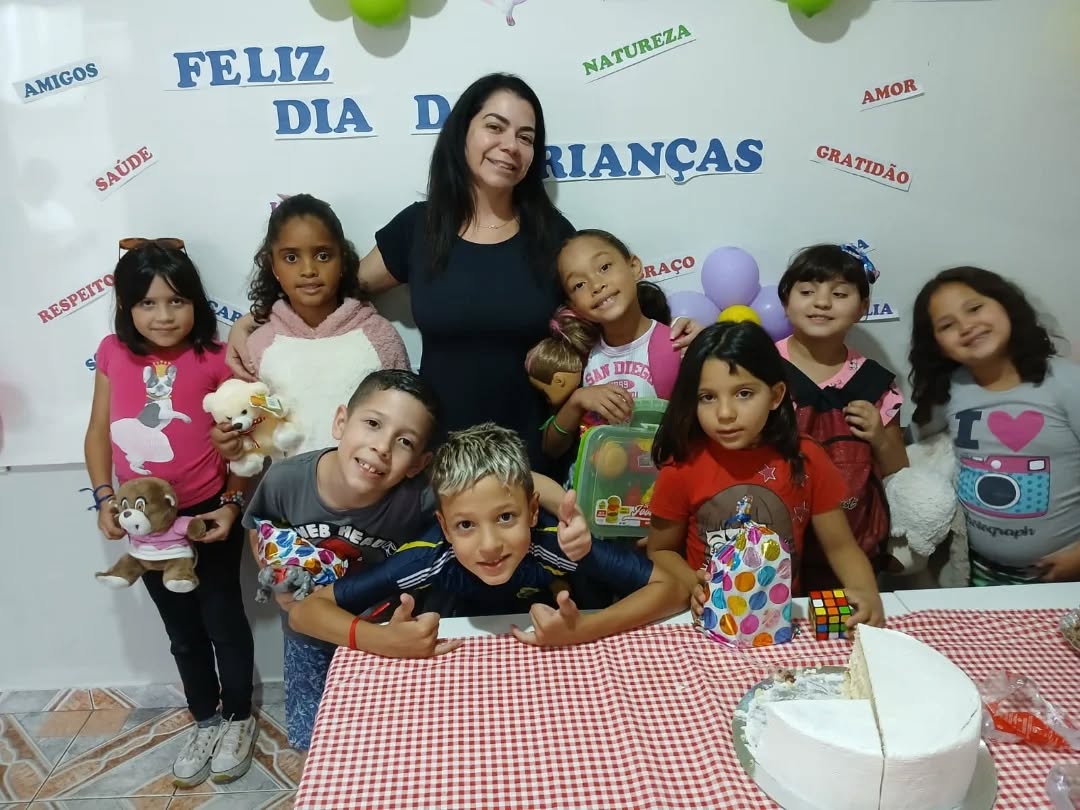 Dia das Crianças - Momento de alegria para nossas pequenas estrelinhas da manhã !!
Agradecemos as doações da Vilma, voluntária nas oficinas.
E também a Fernanda e amigos da "Action 360 SJCampos" que doaram brinquedos para alegrar nossas estrelinhas!!
@action360_saojosedoscampos