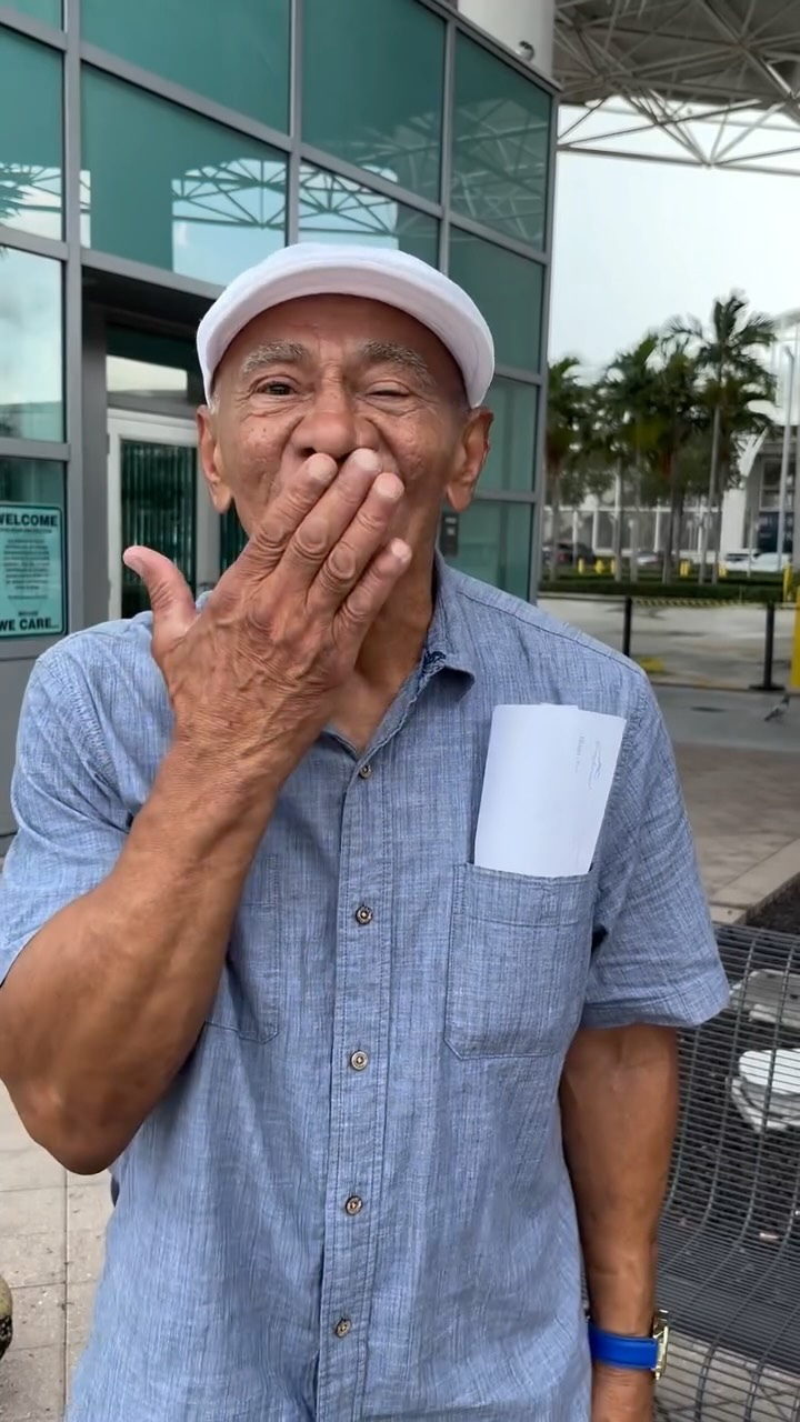 One of the ways we support our hermanos is through relocation. For those who have a safe place to go — whether it’s with family, friends, or a sponsor — we help them get there, by bus, train, or plane.
This past summer, some of our brothers and sisters began new chapters in Oklahoma, Sarasota, New York, Tampa, and even Puerto Rico. 💙 Each story is different, but a common thread shines through: the importance of community, love, and connection.
At HDLC, we’re grateful to walk alongside them on this journey — whether that means helping someone reunite with family, or being that family when no one else is there.
#HermanosDeLaCalle #Community #Relocation #Support
***
Una de las formas en que acompañamos a nuestros hermanos es con la reubicación. Para quienes tienen un lugar seguro adonde ir —ya sea con familia, amigos o un sponsor— les damos una mano para llegar, en bondi, tren o avión.
Este verano algunos partieron rumbo an Oklahoma, Sarasota, Nueva York, Tampa y hasta Puerto Rico 💙. Cada historia es distinta, pero todas nos recuerdan lo mismo: lo importante que es tener cerca a la gente que te quiere y te apoya.
En HDLC estamos agradecidos de poder estar presentes en ese camino —ya sea ayudando a alguien a reencontrarse con su familia, o siendo familia cuando no la hay.
#HermanosDeLaCalle #Comunidad #Reubicación #Acompañar