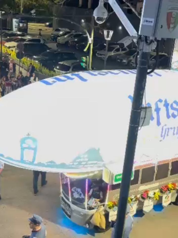 O Camarote OxHydro para a Inovação e a Cultura Catarinense! 🤩
De um ângulo privilegiado em Blumenau, capital nacional da cerveja e berço de grandes eventos como a Oktoberfest (e ainda por cima, com direito a exposição de carros de corrida na rua!), nossa janela se transforma em um verdadeiro camarote para a vibrante cultura de Santa Catarina.
Mas, mais do que uma vista espetacular, este é um convite para clientes e amigos conhecerem o que a OxHydro Saneamento está realizando em todo o estado. Santa Catarina, com seu povo trabalhador e sua cultura rica, é o palco perfeito para a revolução que estamos liderando.
É aqui, neste estado inspirador, que nasceu o Oxy Saneante — nosso produto inovador que substitui o cloro e está transformando o saneamento brasileiro, garantindo água mais pura, segura e sustentável, sem a geração de subprodutos cancerígenos.
Venha nos visitar e veja de perto como o espírito empreendedor catarinense e a tecnologia da OxHydro se unem para um saneamento mais limpo e eficiente!
#OxhydroSaneamento #Blumenau #SantaCatarina #Saneamento #OxySaneante #Oktoberfest #Inovação #CloroZero #SustentabilidadeSC