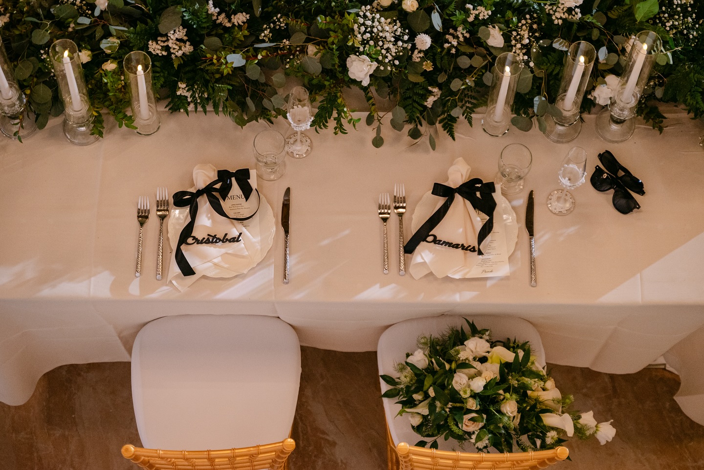 Simple, stylish, and oh-so-elegant. We’ll never get over this sweetheart table moment 🥹✨
#wedding#weddingflorals#sweetheartable