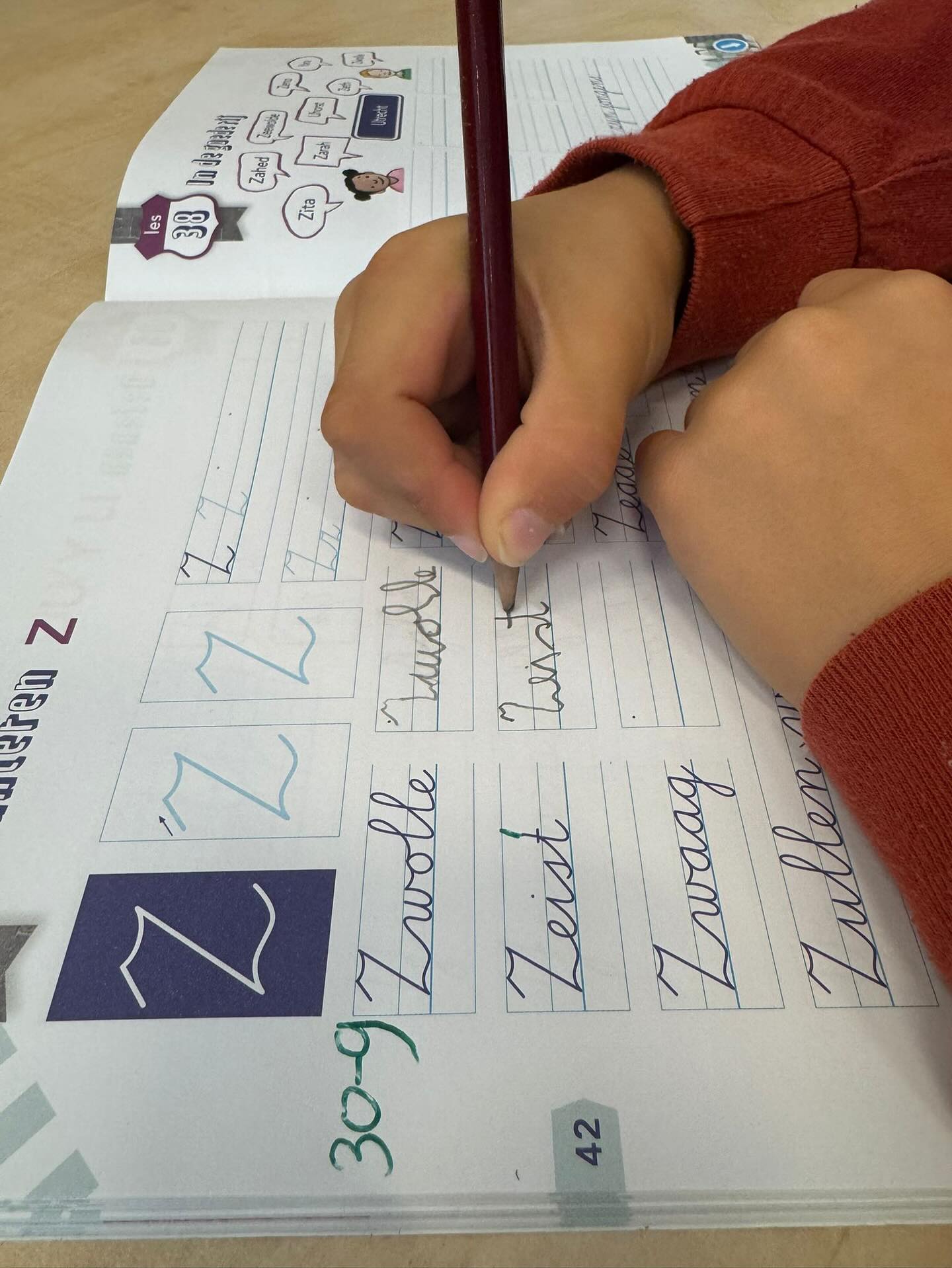 Als kinderoefentherapeuten werken we veel samen met scholen. Dat is super fijn, want het lijntje met de leerkracht is op die manier erg kort. Eén van de meest voorkomende hulpvragen die wij via school binnenkrijgen is ondersteuning gericht op schrijfmotoriek. Schrijven is een belangrijke vaardigheid in ons leven. Eigenlijk is het gewoon hersengymnastiek. Door de beweging, richting en druk op de pen zenden we signalen naar de hersenen. Ogen, hersenen, nek, spieren in de vingers – alles moet met elkaar samenwerken. Daarnaast zorgt het ook voor meer letter - en tekstbegrip.
kinderoefentherapie #kinderfysiotherapie #oefentherapie #fysiotherapie #motorischeontwikkeling #schrijven #pengreep #schrijfrijp #schrijfles