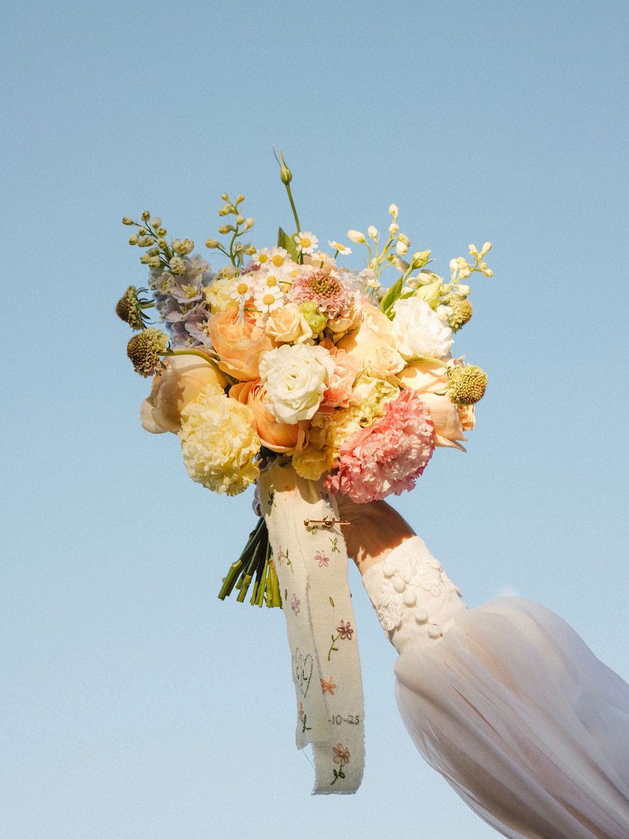 The sweetest spring bouquet for Courtney & Lachy’s special day. Made with love and complete with a hand embroidered ribbon by C’s mum and her grandfather’s pin 🤍
Captured by the incredible @katerosefolk