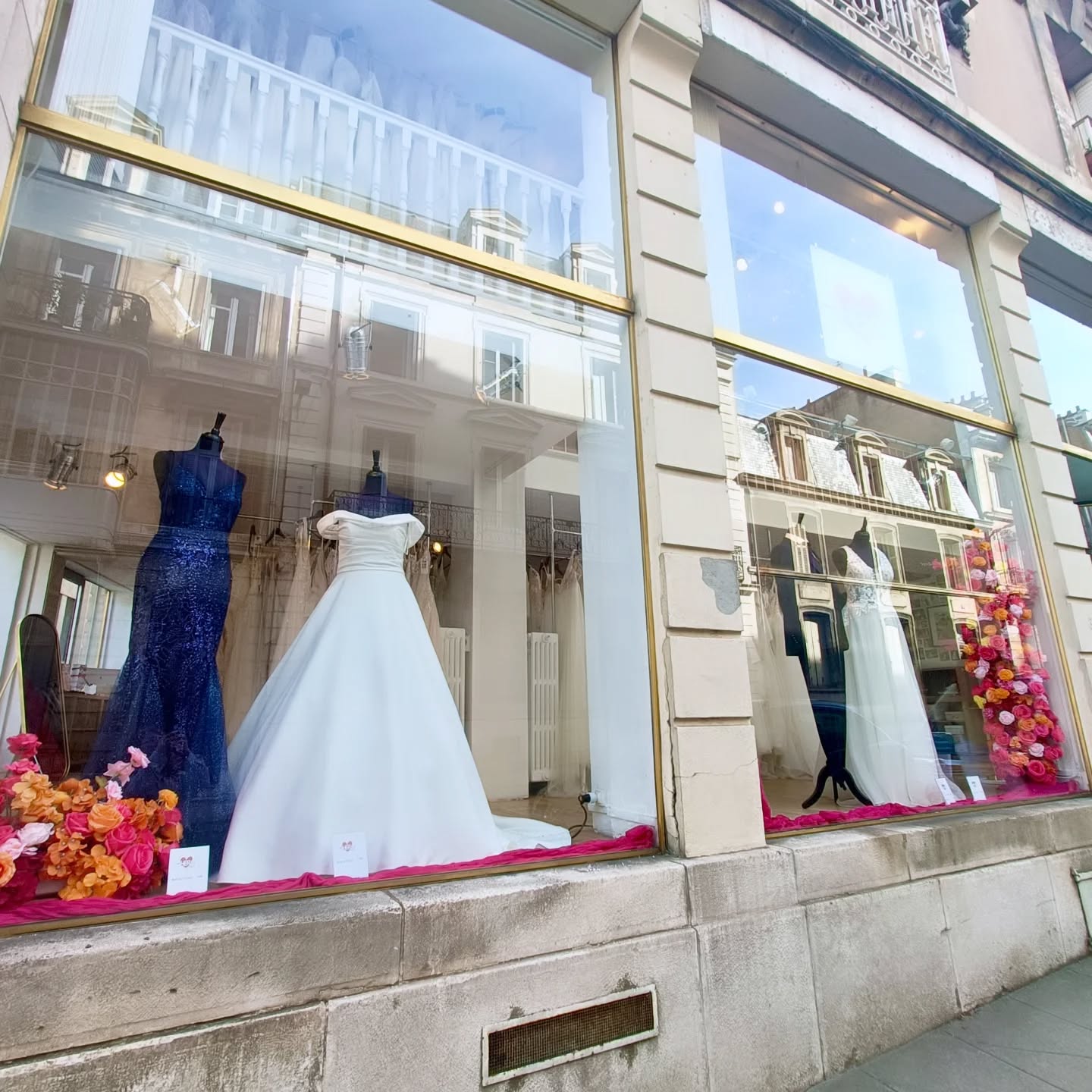 Vitrine d'octobre pour @heramariage_ à Poitiers
#decoration #vitrine #heramariage #thelittlefactory86 #robedemariée #poitiers #boutique #october #fushia #orange