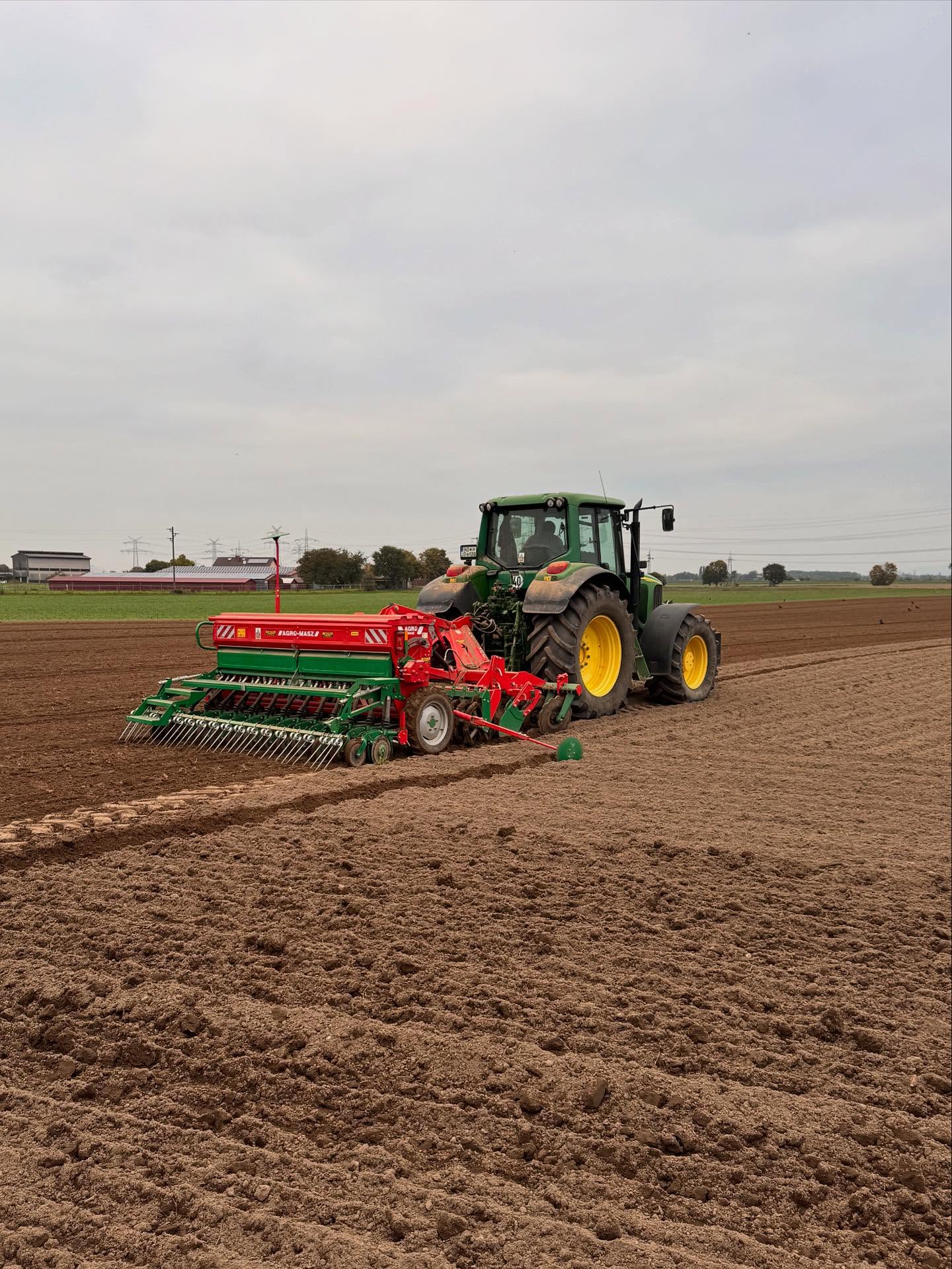 🚜 Aussaat in vollem Gange!
Der Herbst ist bei uns die Zeit, in der sich alles um die Aussaat dreht. 🌱 Momentan kommen bei uns verschiedene Getreidearten in den Boden. Die Bedingungen sind dieses Jahr gut, der Boden hat genug Feuchtigkeit und wir nutzen die letzten trockenen Tage, um alles rechtzeitig einzusäen.
Für uns ist die Aussaat jedes Mal ein besonderer Moment: Mit jedem Korn, das wir in die Erde legen, beginnt ein neuer Jahreszyklus. Es ist die Grundlage für die Ernte im kommenden Sommer – und ein Stück Zukunft, das wir heute pflanzen. 🌾
Jetzt heißt es: abwarten, hoffen und beobachten, wie sich die Pflanzen entwickeln. Die Natur gibt den Takt vor – sie ist unser wichtigster Mitarbeiter.