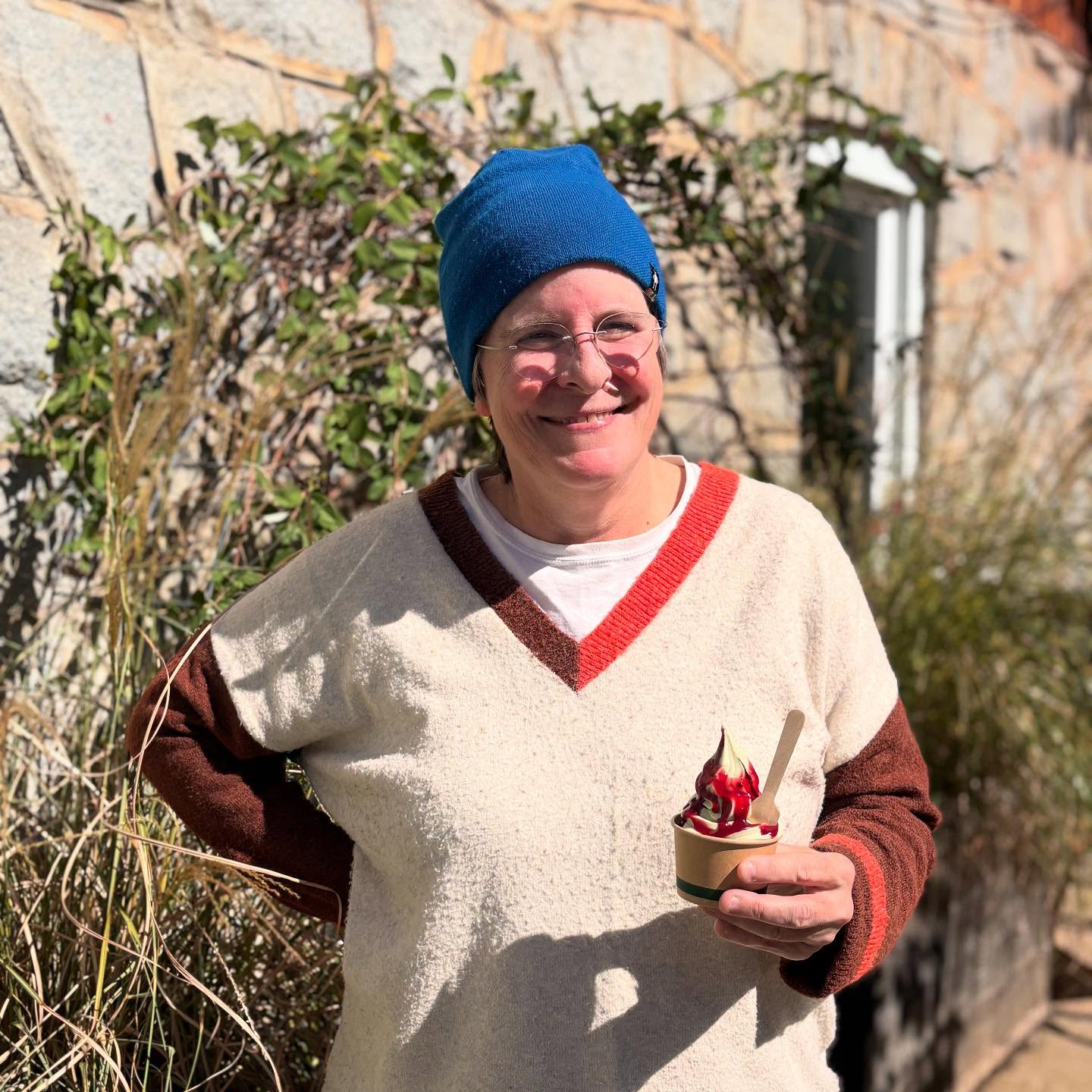 Say hi to Heidi, our new farmers market associate! She alternates with Jordan @32ndstreetfarmersmarket on Saturdays. She’s showing off today’s soft serve special—Basil with Plum Caramel. 🙌🍦🌸