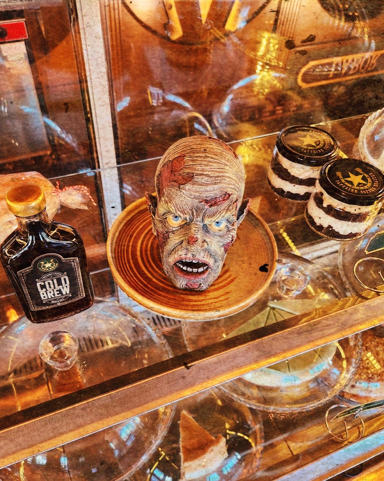 Hayat kısa, kafanı kaybetmeden Caffeine’e gel 🤘🏼💀
#caffeinecoffeeroaster #thecaffeinespirit #thecaffeinemoments #silifke #mersin