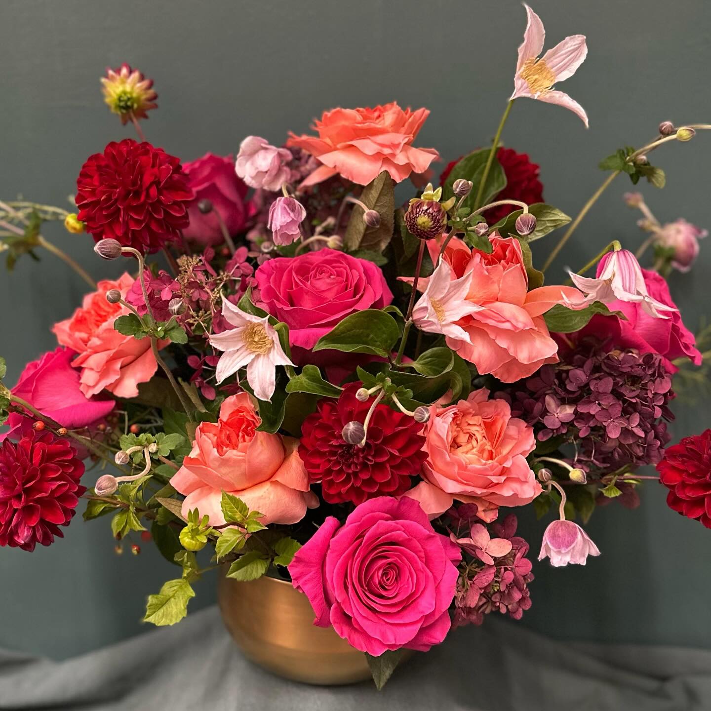 October’s bouquet: dahlias, garden roses, clematis, Japanese anemones. Grateful for all this colour before winter settles in 🌸🌟 #flowerpoweralways
#flowerpower #floralfix #flowerstagram #floraldesign
#nycflowers #frenchflorist #artisanfleuriste #luxuryflowers #retailflowers #elegantflowers #nycflowerbouquets #classyflowers #giftflowers #lusciousflowers #subscriptionflowers #beautifulflowers #internatrionalflorist #nycflowers