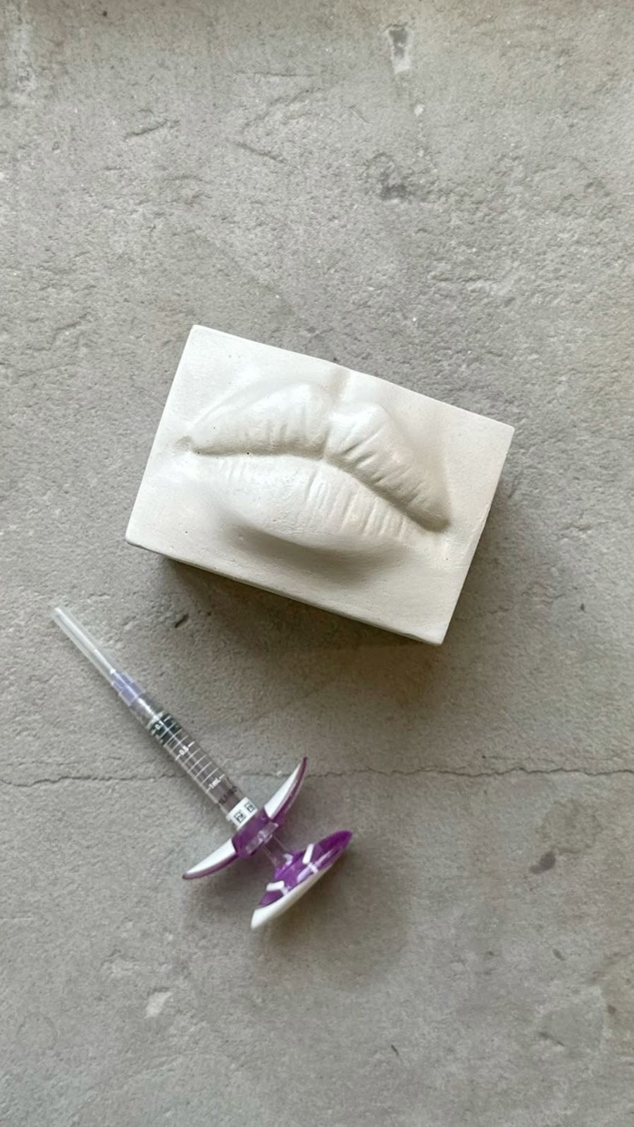 A veces el problema no es el ácido hialurónico, sino la falta de criterio.
#medicinaestética Se cree que más volumen significa más belleza, cuando en realidad el exceso distorsiona la anatomía, endurece los rasgos y acelera el envejecimiento.
La armonía no se logra llenando, sino respetando proporciones, estructuras y tiempos. En estética, menos casi siempre es más.
#labiosperfectos