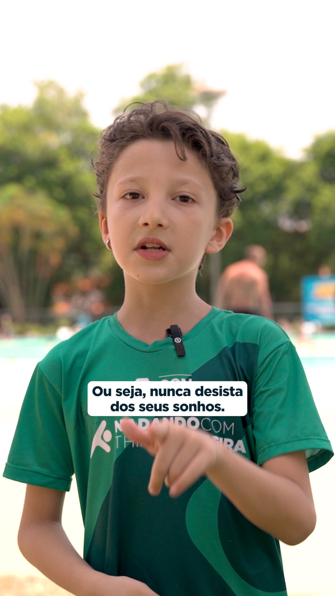 Nesse Dia das Crianças, a gente TINHA que resgatar essa lembrança especial: o depoimento do Leonardo, aluno do Nadando com Thiago Pereira – Núcleo Volta Redonda , que aprendeu a nadar conosco e traduziu em palavras o que o esporte deve representar para as crianças: aprendizado, evolução e sonhos. 🌊💙
Da piscina pequena à olímpica, cada etapa do processo educativo forma não só nadadores, mas pessoas mais confiantes e resilientes.
E formar pessoas para o futuro significa inspirar sonhos, dar bons exemplos e incentivar valores e hábitos saudáveis que ajudam a construir, pouco a pouco, esse caminho que vai da infância à vida adulta.
É por histórias como a do Leonardo que reafirmamos nossa missão no Instituto Thiago Pereira: democratizar o acesso à natação, prevenir afogamentos e, sobretudo, formar gerações mais preparadas para o futuro.