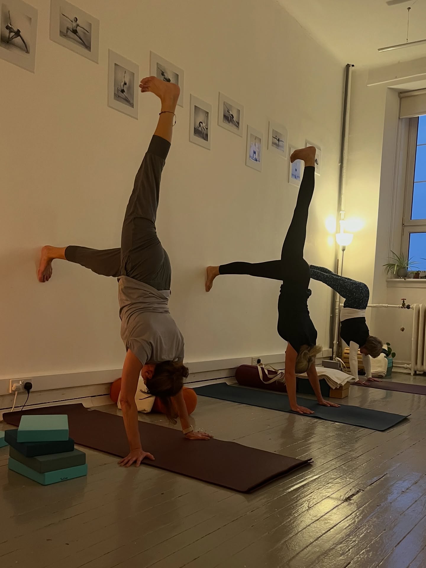 This evening’s class we were focusing on #legextensions, #armbalances and
#forwardextensions
#ekapadaadhomukhavrksasana #vasisthasana & #krounchasana
#bonarhutchisoniyengaryogateacher
#iyengaryoga #iyengaryogauk #yogasarvasya #yogaglasgow #glasgowyoga
