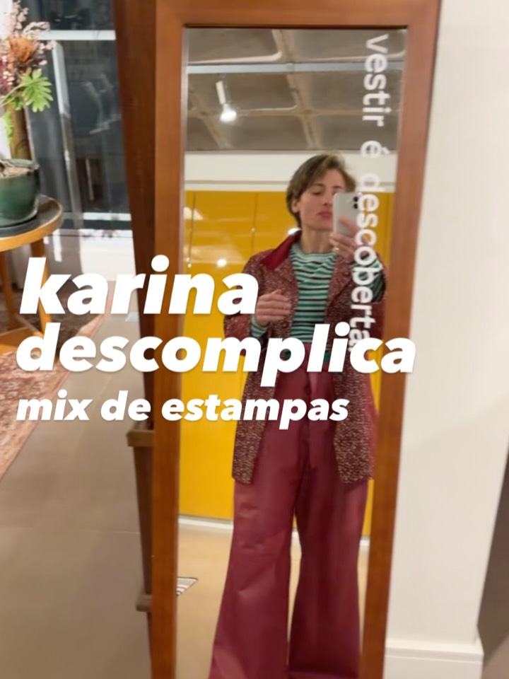 “Karina descomplica” chegou! Que seja eterno enquanto dure essa minha nova animação aqui no instagram kkk. Já são 13 anos fazendo conteúdo aqui, minha gente. Dá uma rolada aí pra baixo… NÃO TEM FIM!
Então bora pra dica. “Qual a regra pra misturar estampas? Ou não tem regra?”. Alguém me perguntou recentemente. Vocês já sabem que eu vou responder que moda não tem regra, né? hahaha Mas quem tá inseguro, saiba que fica cada vez mais harmônico quando vai repetindo cores entre elas. Ou os tamanhos das estampas: bolinha com listrinha ou bolão com listrão, por exemplo. 😉 #karinadescomplica
#consultoriadeestilo #dicadeestilo