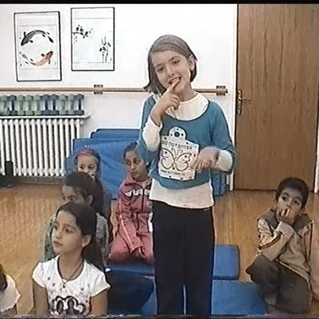 Neymiş öğrenin Tai Chi!
2008 yılı, ilk kızım Şimal @simalertekin ve arkadaşlarından oluşan bir çocuk Tai Chi grubu kurmuştum. Evde ne kadar doğru postür vurgusu yapsanız da, çocuklar ilkokula başlayınca, arkadaşlar, öğretmenler ile çevrili ortamda, başka bedenleri görüyorlar. Farkında olmadan o bedenlerden yanlış duruş kopyalamaları yapıyorlar. Bu etkilenmeyi farkedince, Şimal'in okul ve bale arkadaşlarından oluşan bir grup ile ilk çocuk Tai Chi grup denememi yaptım. Katılımcı çocuklar ile böyle bir video yapmıştık. Şimdi hepsi çeyrek yüzyıl yaşındalar. Üniversiteler bitti, hayata yavaş yavaş atılıyorlar. Şimal evlendi. Aralarında temasımızın hala devam ettiği çocuklar olsa da, çoğunu yolda görsem tanıyamam.
Şimal kızım da böyle anlatmış😊
Tüm çocukların çok güzel ömürleri olsun. Sağlıkla, memnun oldukları, maceralı yaşam yolculukları diliyorum herbirine.
Tüm bunlar geçer, tüm bunlar özlenir bile. Güzel anılar iyi besindir.
#taichichuan #yangstilltaichichuan #yangstile #yangchengfu #onlinetaichi #profchengmanching #meditasyon #meditation #healing #healingenergy #bağkurmak # #taichikamp #taichiturkey #gevşeme #taichi #taichisword #taichiheryerde #taichijian #taichikılıç #farkındalık #meindfullnes #huzur #barış