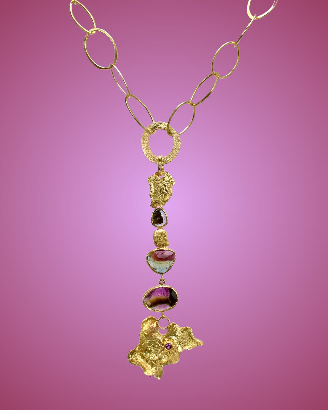 This sleek and intricate one-of-a-kind handcrafted necklace by Patricia Kolodny features October’s birthstone, Tourmaline set in 22 karat yellow gold. The tourmalines are striped with varying colors adding interest and variety for the person who loves bold jewelry. Available on space85.com. Message us for details!
✨
Swipe for more tourmaline featuring a ring with a stunning marquise rubellite tourmaline. This contemporary bold signet ring, with its oblong shape and flush set rubellite tourmaline is inspiration for your next coveted jewel. Message us to make a custom piece since this ring has been claimed but it’s too gorgeous not to share.
✨
Tourmalines colors evokes all the cozy fall comfort of the season. Message us for details on any of these pieces.
.
.
.
.
.
#space85jewelry #fallseason #signetring #contemporaryring #fallfashiontrends #marquisering #navettering #flushsetring #gypsyset #rubellitering #redtourminering #octoberbirthstone #tourmlainenecklace #falljewelry
