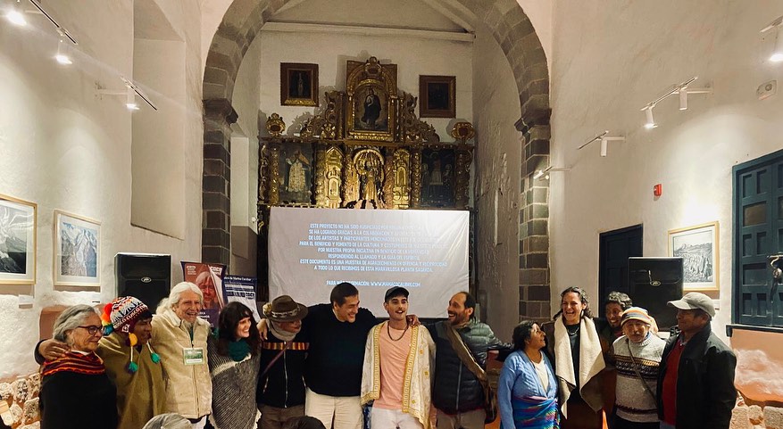Y así fue el estreno del sábado "Hijo/as de Mama Coca" en Cusco. Tuvimos la oportunidad de hacer una pequeña presentación también en Urubamba el lunes. Fue un gran honor que gran parte de los entrevistados y artistas estuvieran presentes, poder visibilizar su trabajo y dedicación, poder mostrar el tejido invisible que está detrás de esta pieza de arte audiovisual que hemos logrado. Después de un año de trabajo, equivalente a la gestación dentro del vientre de la gran madre divina, llegó el parto, duele, pero cuando recibes a la bebé en tus brazos, cualquier incomodidad se disuelve, para solo ver el brillo en sus ojos y soñar con toda la vida que le espera por delante. Recordemos que también se puede parir en gozo y placer, y así fue gracias a las amigas mágicas de México y Perú que estuvieron sosteniéndome y bendiciendo el camino. Gracias a mi familia que pudieron viajar de distintos lugares para estar presente en este día tan simbólico. De acá en adelante, sigue un largo camino para que este mensaje llegue a todas las direcciones, y sigamos difundiendo las tantas bondades de esta planta sagrada. Sigamos trabajando en colectivo, hacia el bienestar mayor para la humanidad, por información verdadera y contenido libre de violencia, contenido educativo y certero para nuestras infancias y juventud; si no nos lo dan, lo hacemos. 🍃Pronto más noticias de próximos estrenos en tu país y como verlo desde tu casa.