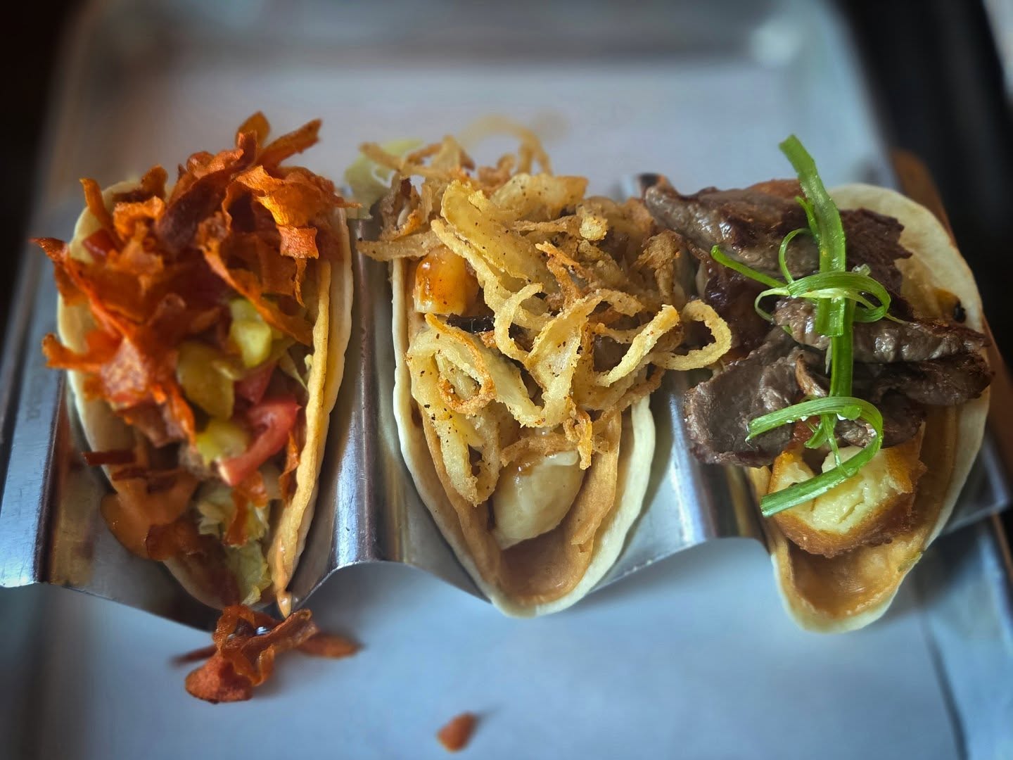 The Bayou Baddie (Left. Cripsy Cajan Aligator), Tho Bomb (Middle. Carne Asada &Shrimp), & Big Thumper (Right. Kanagroo) form @agaveandrye . It was really hard to choose from their vast selection of tacos. These were great after a morning at the @chattanooga_aquarium
#chattanooga #tennessee #tacotuesday #taco #kangaroo #alagator #carneasada #shrimp #munchandmeanderTN #munchandmeander