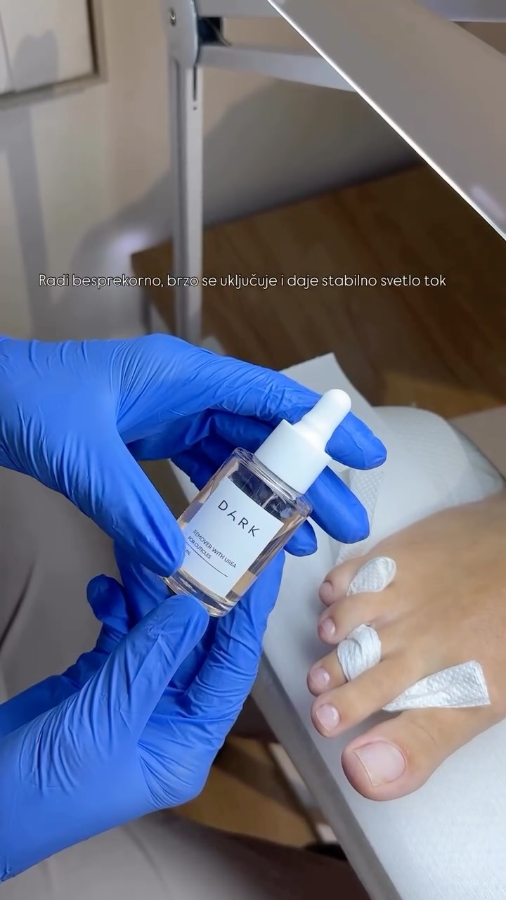 Naša nova ljubimica lampa bez senki 😍
A kako dan da prodje bez pedikira sa obicnim lakom🤔
Pedikir je opcija tokom cele godine ali gel lak i ne ‼️
Naša preporuka je uvek običan lak , uredno bezbedno.
A evo i zašto?
Zatvorena obuća stvara vlagu i toplotu, nokti nemaju prostora pa se stvara vlazna i topla sredina.
Povećava se mogućnost od gljivične infekcije , oniholize ukoliko se taj gel lak prepusti vise od #3/4 nedelje.
Zakaži i ti svoj termin online na sajtu ili nam piši u dm 🥰