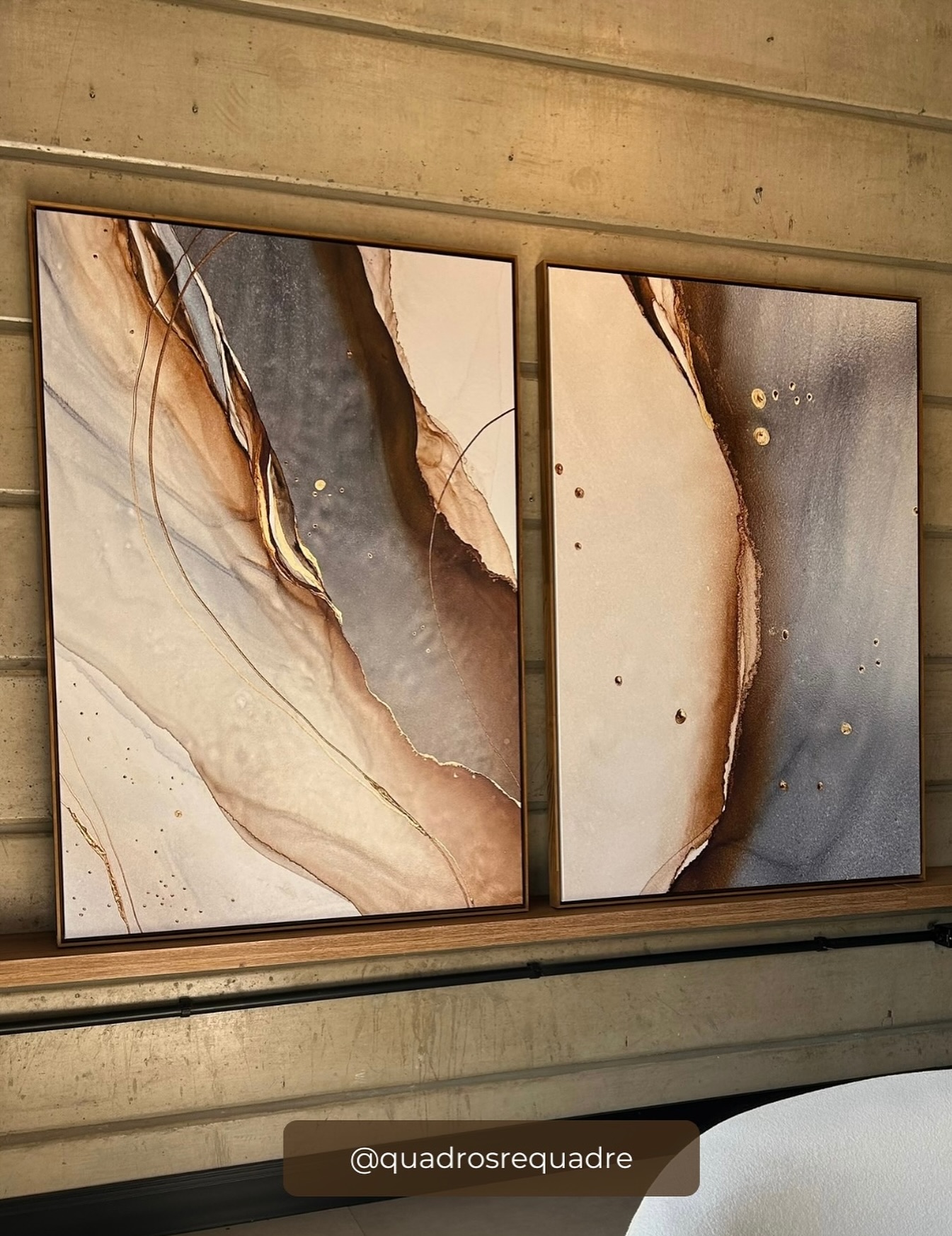 Essa dupla de quadros transmite equilíbrio e fluidez, com cores terrosas e traços orgânicos que remetem à natureza. São peças que trazem calma e sofisticação, perfeitas para quem busca transformar o ambiente com arte leve e atemporal. ✨😮💨