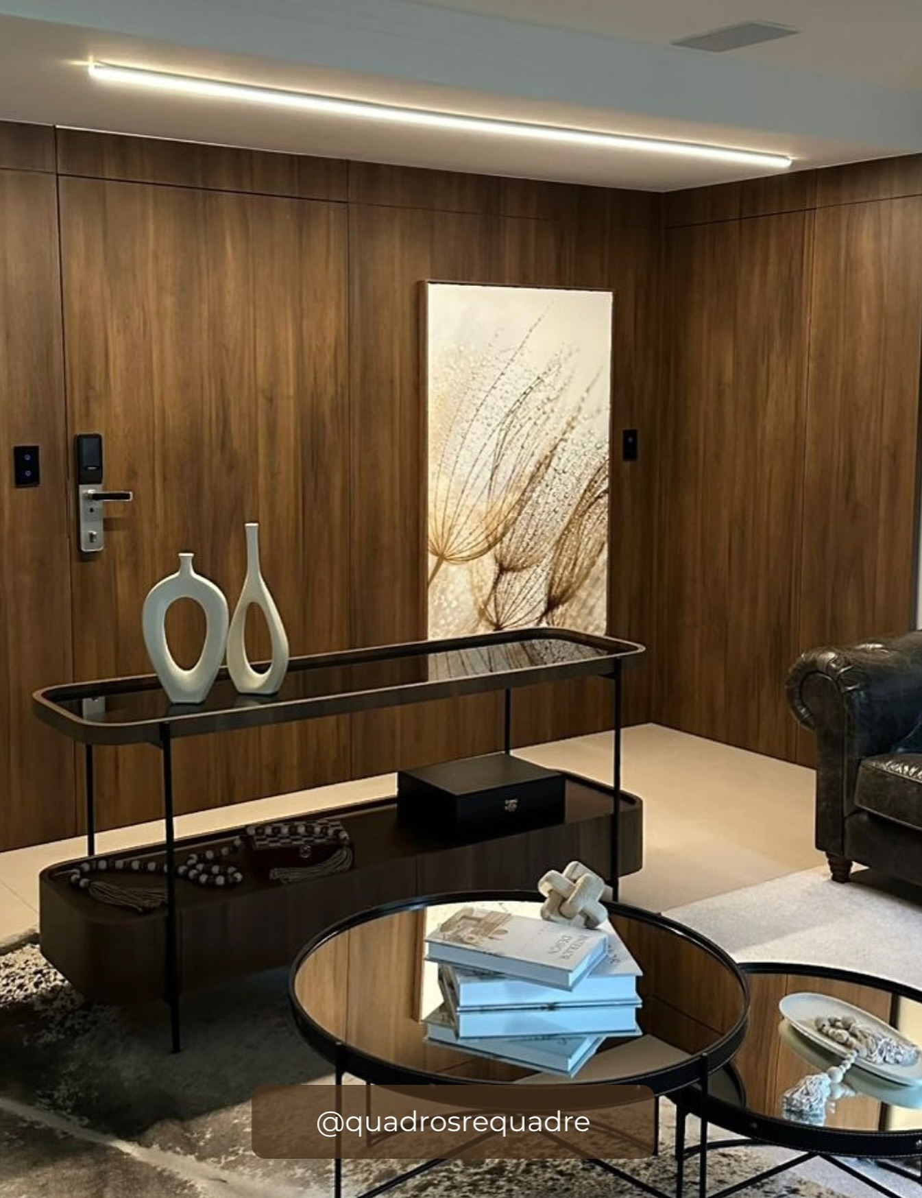 O quadro se destaca pela delicadeza e leveza da composição, com traços orgânicos em tons neutros que harmonizam perfeitamente com o painel amadeirado. ✨🏡