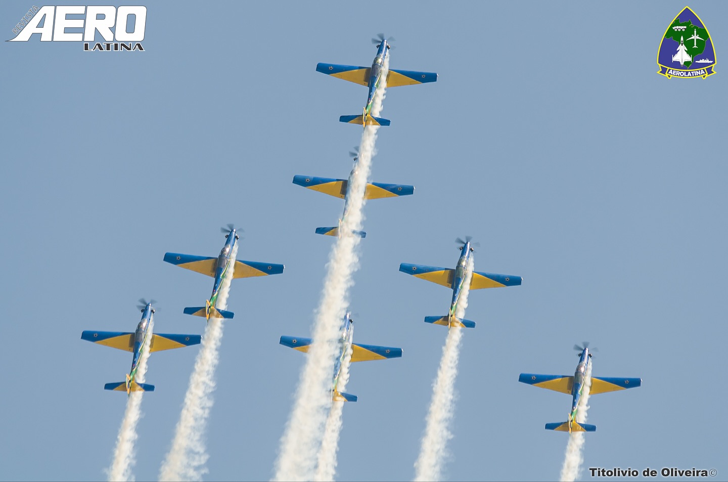 BOA NOTÍCIA: A Esquadrilha da Fumaça voltou a realizar treinamentos com as sete aeronaves nesta semana.
O retorno da formação completa acontece após o choque entre duas aeronaves durante um treinamento no mês de julho, no interior de São Paulo.
Aguardamos ansiosos pelo retorno das demonstrações com a formação completa!