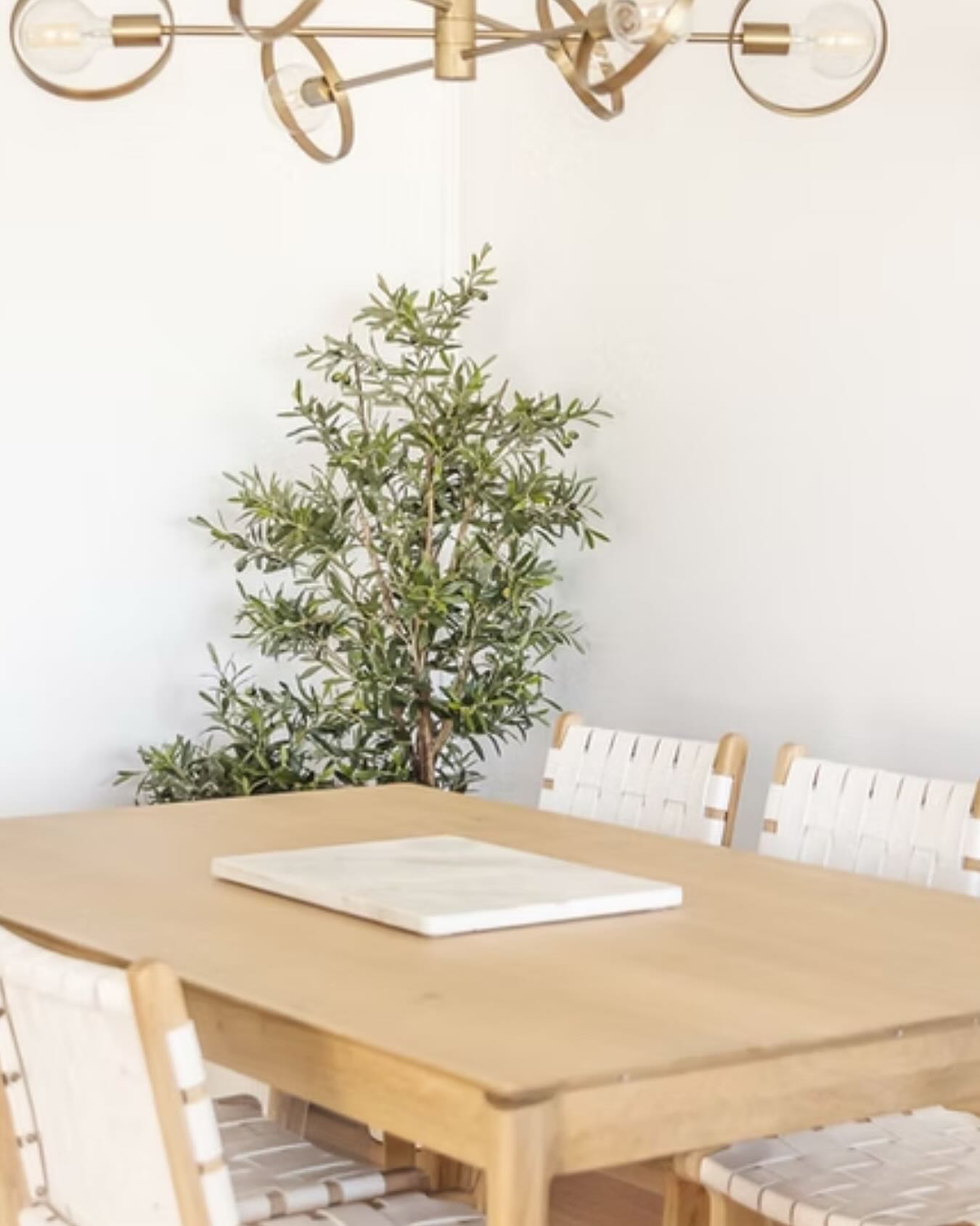 Simple, Warm, Effortless.
Our Kirribilli dining room blends natural timber, woven leather and sculptural brass to achieve that understated elegance. It’s simple but considered - the kind of space that’s perfect for family dinners.