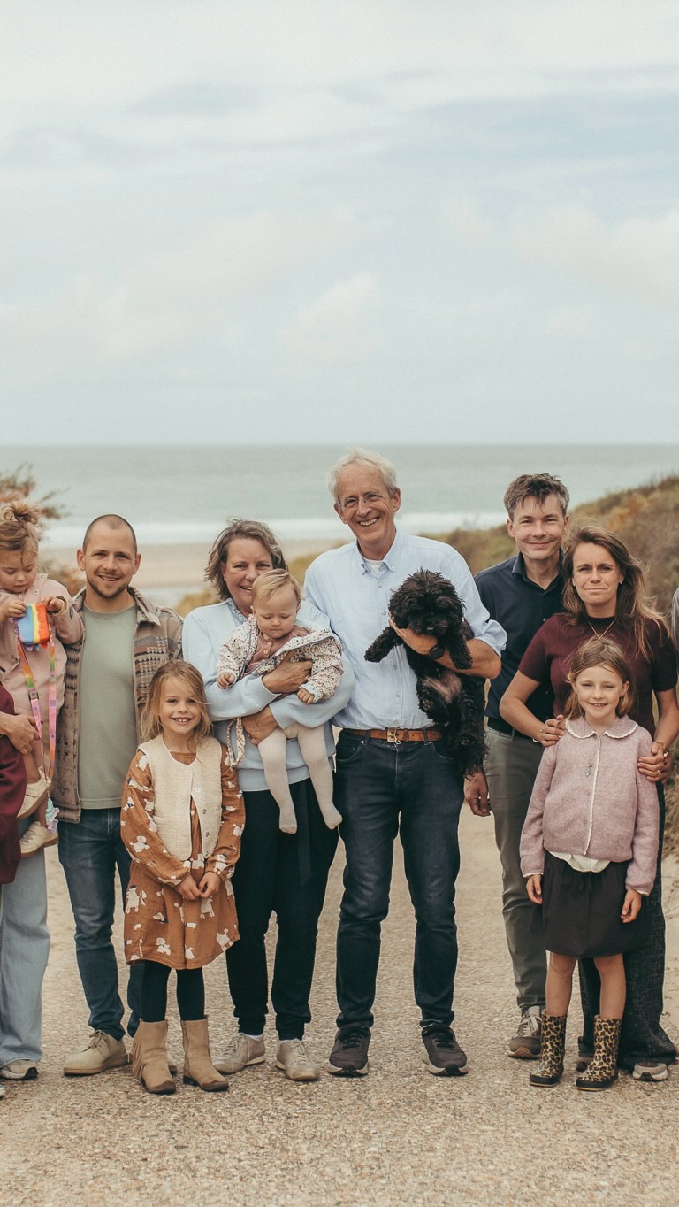 Zeeland familie fotoshoot 🌾📷
Aanvraag: “Het huis is in Zeeland en mijn ouders, broer, zus en ik hebben er eerst samen en later met onze gezinnen fantastisch mooie tijden mogen beleven. Het huisje ligt vlak bij het strand en bij het bos. We hopen iemand te vinden die dit voor ons en onze ouders vast kan leggen.”
Het huis wordt binnenkort verkocht 🏡 — en wat bijzonder om juist hier nog één keer samen te zijn.
Here I am ❤️ — met heel veel liefde deze plek en al die herinneringen vastgelegd.
In 1,5 uur zoveel warmte, verbondenheid en verhalen gevangen. En ja… dat gebakje na afloop: Zeeuwse bolussen 😋 — hoort er gewoon bij!
#familieshoot #zeeland #westenschouwen #strandshoot #herinneringen #familiefotografie #zeeuwsebolus #fotograafinzeeland #liefdefotografie #afscheid #zeelandmoment