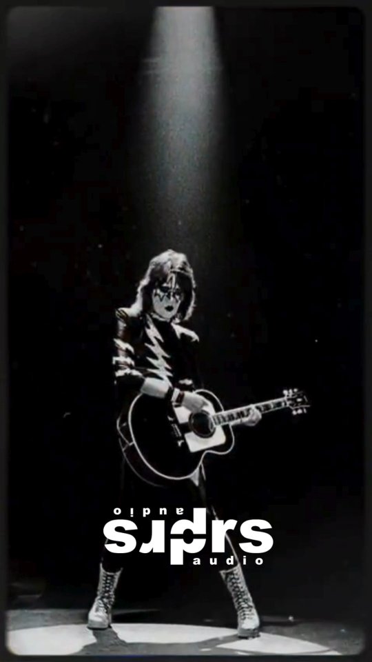 Hoy el mundo del rock pierde una de sus estrellas más brillantes.
Ace Frehley, guitarrista original y miembro fundador de KISS, falleció hoy, 16 de octubre de 2025, a los 74 años.
El legendario “Spaceman” fue mucho más que un músico: fue una revolución con guitarra en mano. Su estilo inconfundible, sus solos cargados de energía y esa imagen galáctica cambiaron para siempre la historia del rock.
Desde los primeros años con KISS, Ace aportó una magia única, una mezcla perfecta entre técnica, actitud y locura. Fue el creador de riffs inmortales como “Shock Me”, “Cold Gin” y “Parasite”, dejando una huella imborrable en generaciones enteras de guitarristas.
Su espíritu libre lo acompañó toda la vida. Después de dejar KISS, siguió su camino con proyectos solistas demostrando que el fuego del rock seguía ardiendo en él.
Hoy lo despedimos recordando sus mejores momentos.
Gracias por la música, por los momentos, por inspirar a tantos a tomar una guitarra y mirar hacia las estrellas. 🌌
🎸🕯️
#AceFrehley #KISS #RockLegend ##RIPAceFrehley