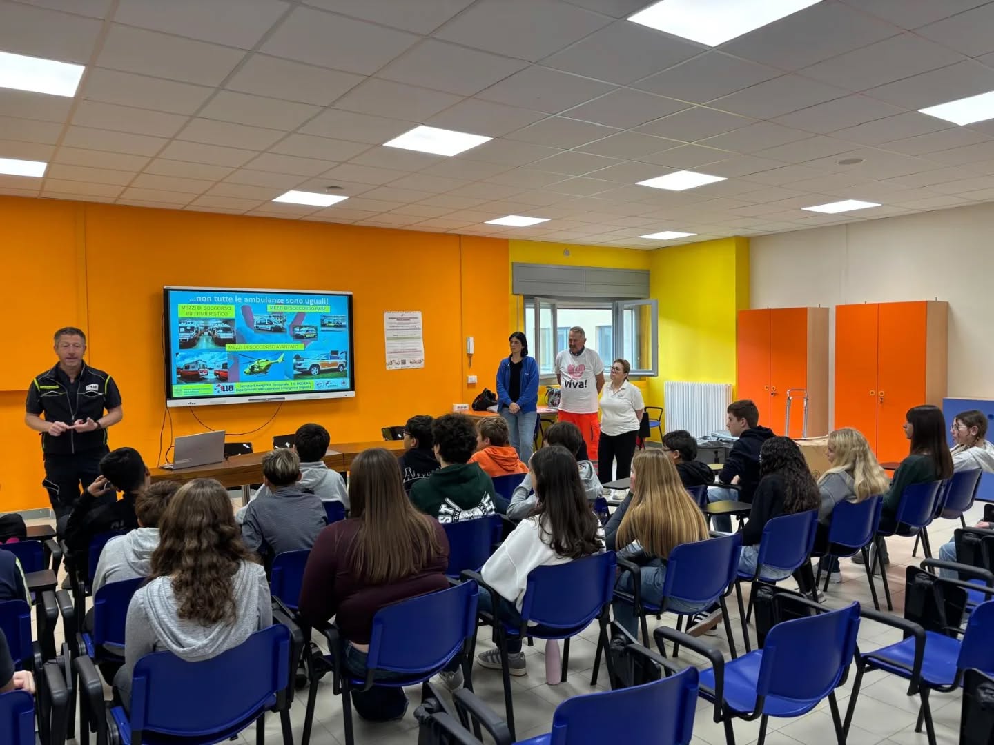 Formazione alle Scuole Marconi a @cittadicastelfrancoemilia insieme al 118 in occasione della settimana #viva2025modena
.
.
.
#croceblucastelfranco #Formazione #scuola