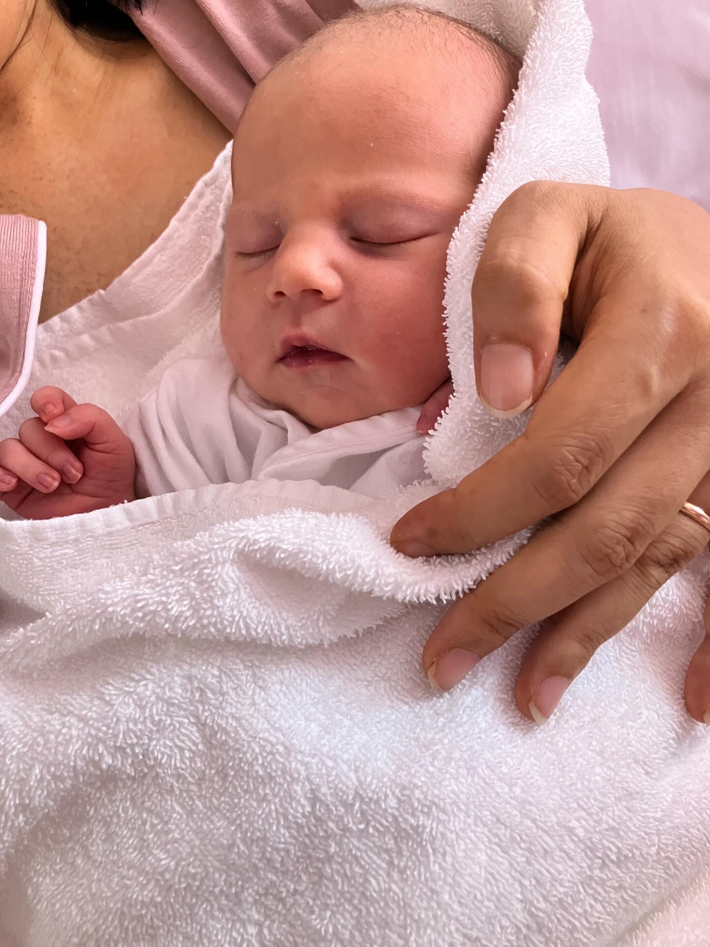 We welcomed a baby girl into our family and the world! 先月に長女を出産いたしました。11月中の復帰を目指しますが、現在は弊校のDirector of EducationのDamien Arthurに加えて、経験豊富なイギリス人講師(Hannah先生)、バイリンガル講師2名も揃い、バックアップ体制を整えております。公式LINEやメールでにレッスンに関するお問い合わせやお振替等のご連絡等も通常通りですのでご安心ください。出産を終えて日々の子育てを実際に経験する中で、大切な大切な生徒様の英語教育に携わることの情熱とコミットメントは更に強まっており、可能な限り早く復帰して皆様にお会いできますことを心待ちにしております。
これまでは教育の専門家としての知識と経験を深めることに努めて参りましたが、やはり教育も百聞は一見に如かずで、日々接するお母様方がどのような想いでご出産され、どのような想いで子育てをされ、そして、より質の高い教育を求めていらっしゃるのか、その想いを実体験を通してより深く実感できるようになり、全ての生徒様に質の高い英語教育を提供すること、そしてかけがえのない1人1人の生徒様が弊校で英語を学ぶだけでなく、成長の過程で楽しい思い出を沢山作って欲しいという想いが更に更に強まっております。
今後も、1人1人のかけがえのない弊校の生徒様が、毎回のレッスンで楽しい時間を過ごしていただけるように最善を尽くして参ります。今月はハロウィンの特別クラスも26(日)に予定しており、様々な楽しい企画も今後更に充実させて参る所存ですので、引き続きどうぞ宜しくお願い致します。