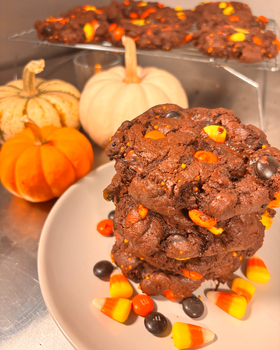 Get ready for Fall/Halloween with these delicious NY-style chocolate cookies! Perfectly spooky and oh-so-chocolatey, they’re a must for your festive celebrations. Try the recipe now! Link in Bio