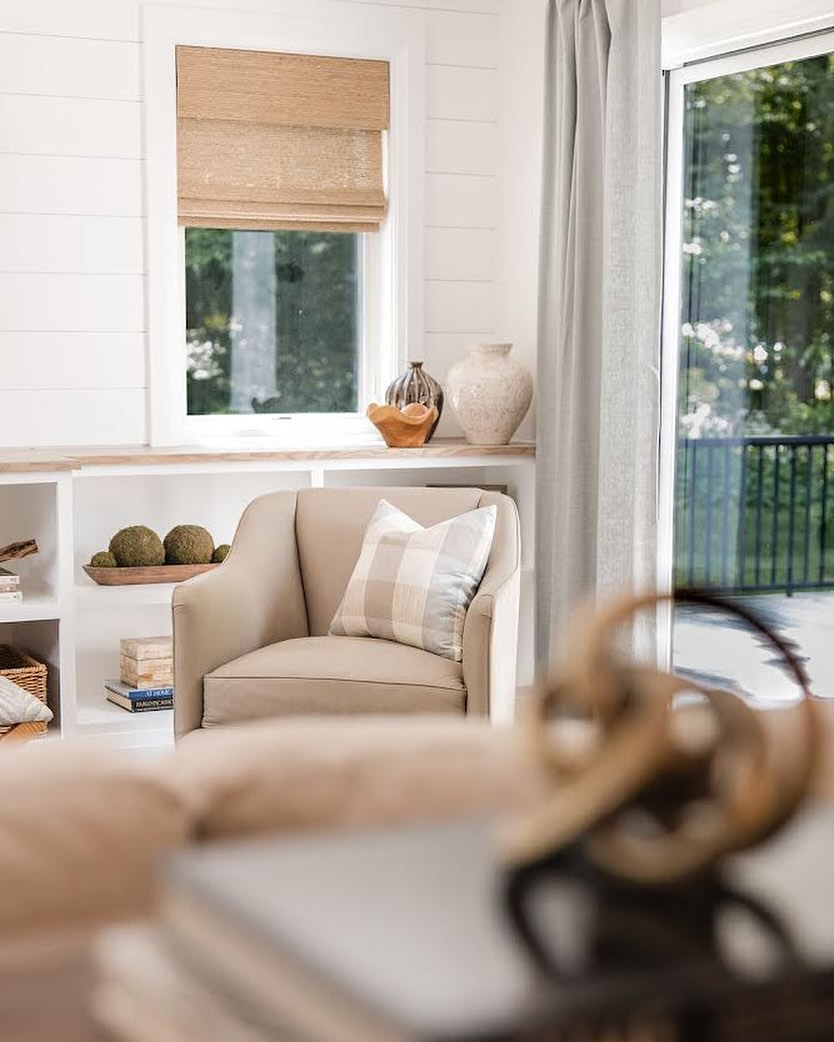 Nothing like a rainy Monday to make you want to find a cozy spot to curl up at home.
Design & Styling // @hillhousedesignmd
Photo // @jlp_yourstory
#marylanddesigner #cozydesign #elegantmodernfarmhouse #hillhousedesignmd #leatherchair #shiplap #classicdesign #comfortabledesign #taylorkingfurniture #detailsanddesign #studiomcgee #magnoliahome #familyroomdesign #designingforfamilies