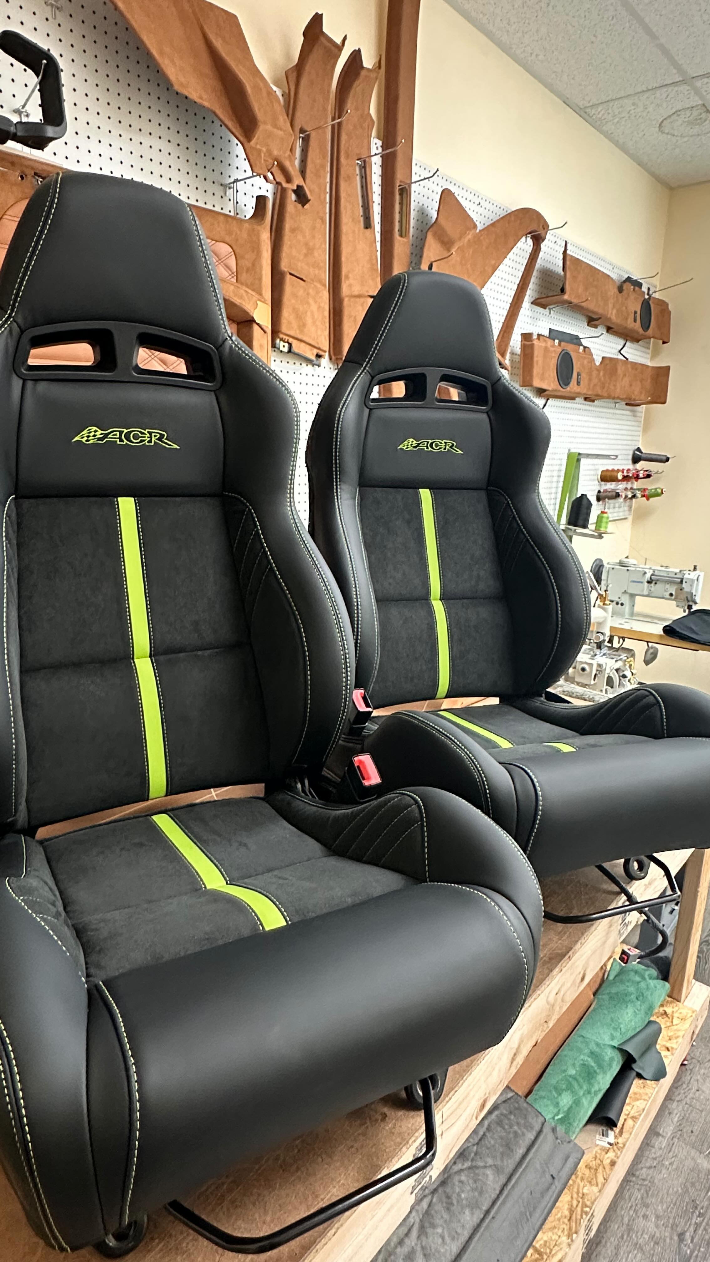 @roguetrdpro1 got himself some new seats 😮💨😮💨😮💨
.
.
.
#lasvegas #vegas #henderson #northlasvegas #nevada #utah #autointerior #upholstery #thehogring #handmade #arizona #customupholstery #custominterior #customautointerior #dodge #dodgeviper #viperacr #viper #dodgeviperacr