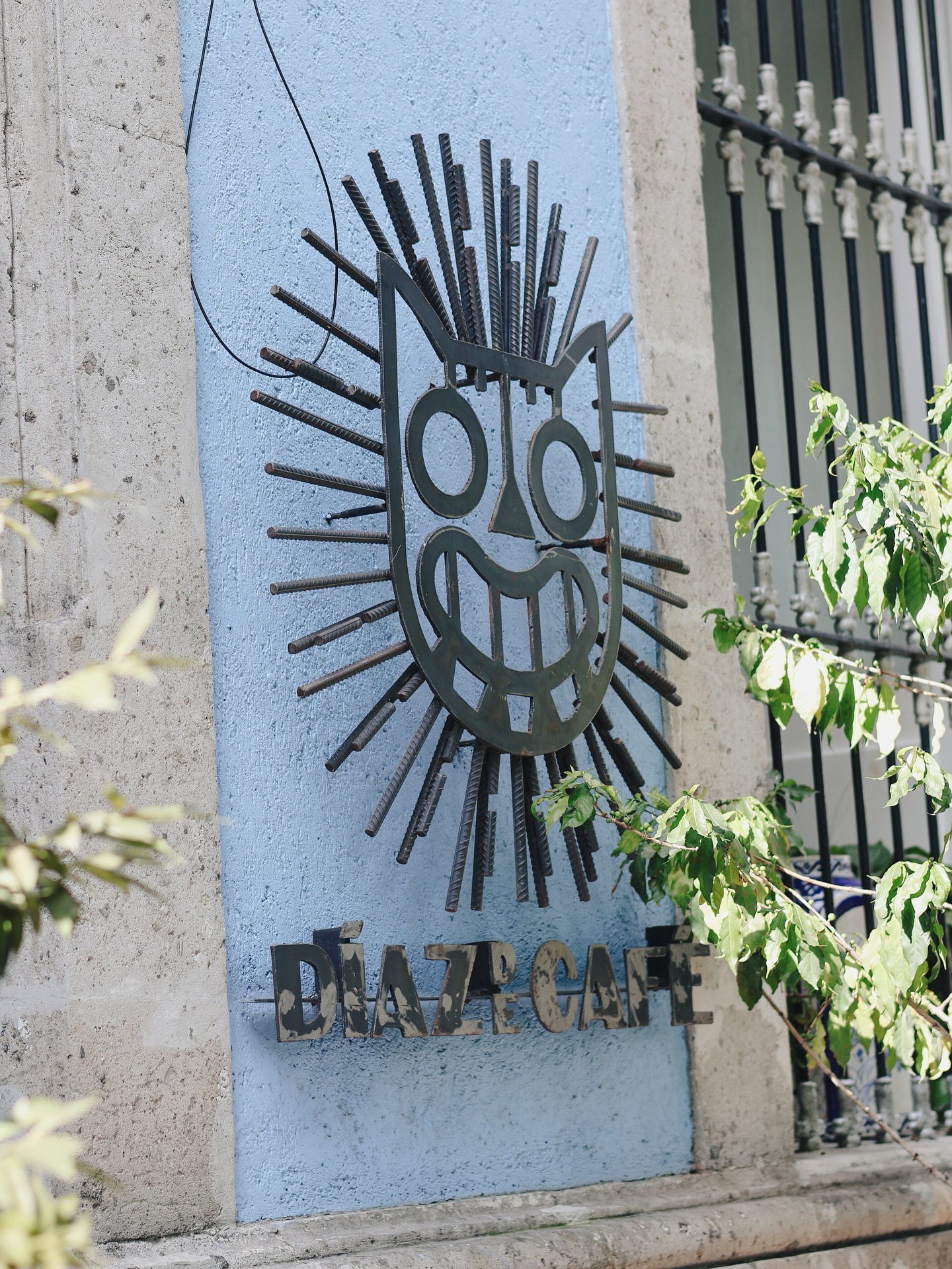 Laptop, café y buena vibra ☕💻
Ven a Mercado del Carmen y descubre nuestra cafetería: el spot ideal para trabajar o disfrutar un break con cafés y tés deliciosos.