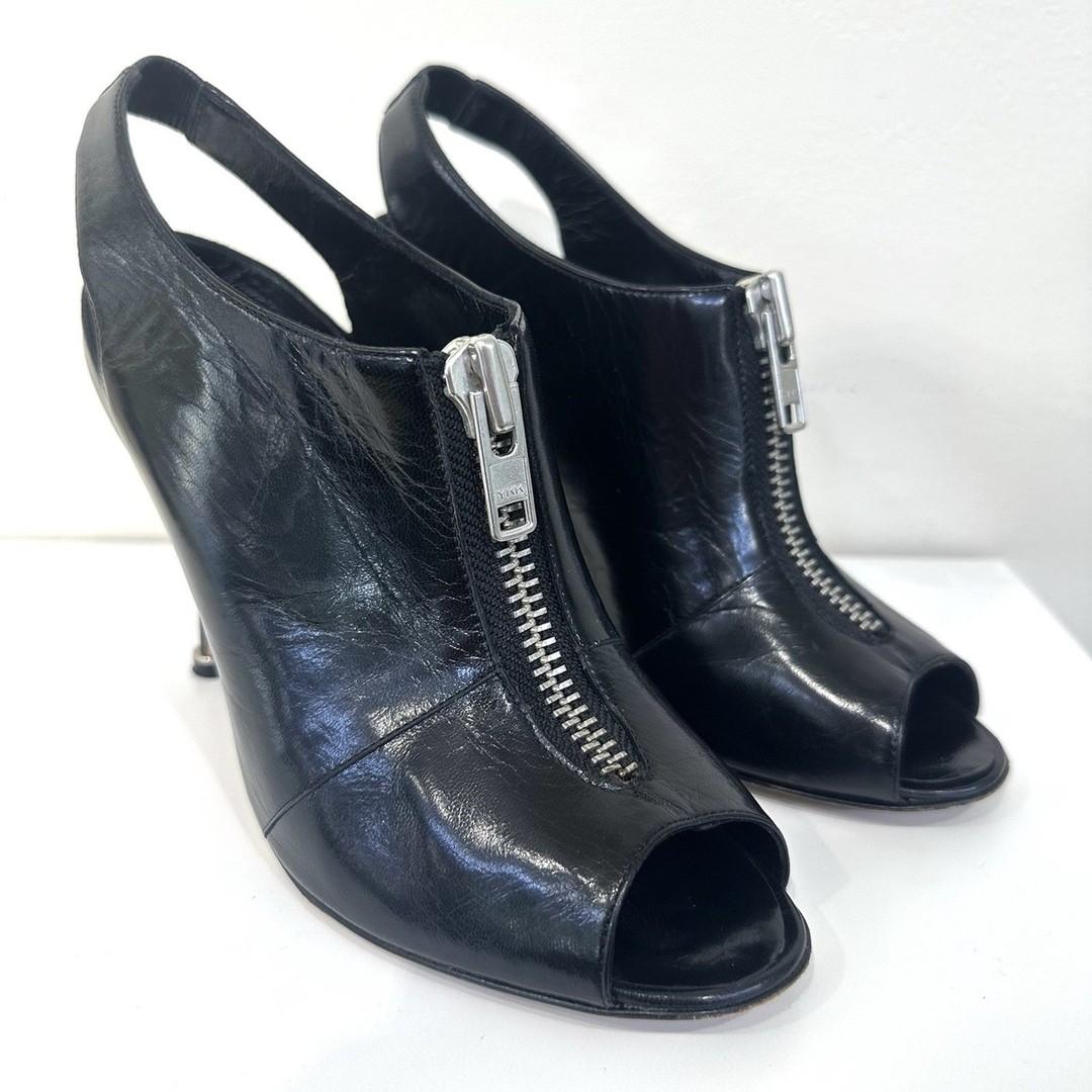 Only $125. Step out in style with these sleek Size 7.5 black Manolo Blahnik Vella slingback pumps featuring a chic zipper detail and high stiletto heels. Perfect for elevating any look! ๐ โจ #ManoloBlahnik #Slingbacks #HighHeels #FashionFinds
https://ebay.us/m/nYVXH1