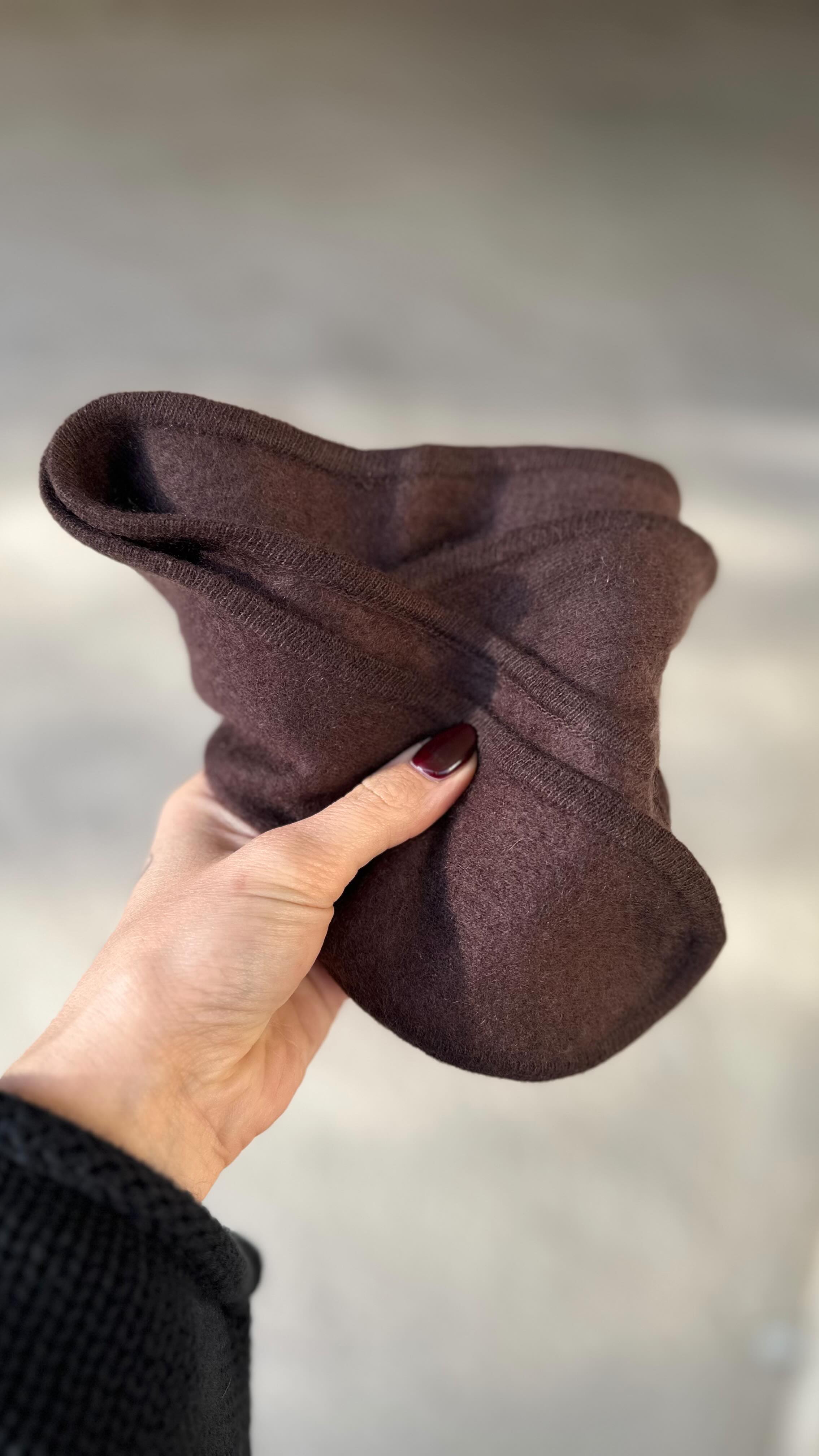 🤎 Unsere neuen Windboards aus 100% Kaschmir sind eingetroffen. Mit ihren 140cm und den schmalen Kanten, einfach perfekt am Hals oder auch als Balaclava-Konstruktion.
🤎 Absolute Saisonfarbe: EXpresso ☕️.
🤌🏼 Alles handgemacht in Nepal 🇳🇵
#nexttokate #ntk #whatkatewore #whatkatewears #infashionwetrust #outfitinspiration #kaschmir #vvongoat